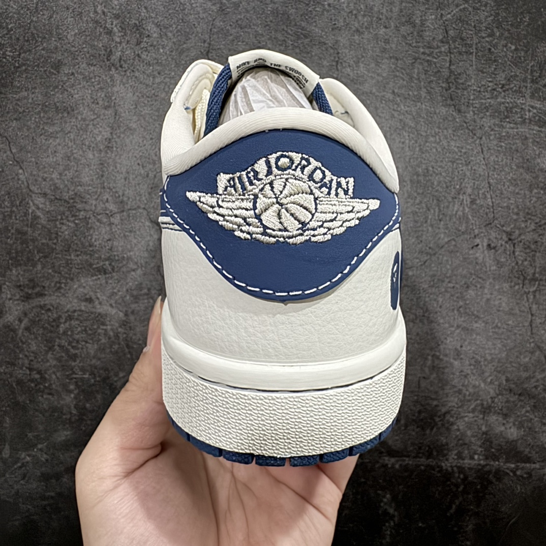 图片[4]-【定制版】Travis Scott x Fragment Design x Air Jordan 1 Low OG SP AJ1 乔1 Bape联名-磨砂蓝 低帮文化休闲板鞋 CH6336-008n#多方联名合作融合了Travis Scott 独特的音乐风格，藤原浩个性的设计风格以及Jordan品牌的经典元素 使其成为一双具有独特身份和价值的鞋子 清新而立体的外观加上联名标识更突出了其独特身份 这种配色方案显示出活力和时尚感 在视觉上引人注目  鞋身的质感和细腻的细节处理使其显得高端而格调十足  这款“倒钩”联名是设计与创意完美结合  融合多方的个性风格是一款备受瞩目的潮流鞋款 尺码：36 36.5 37.5 38 38.5 39 40 40.5 41 42 42.5 43 44 44.5 45 编码：HXS320340-鞋库