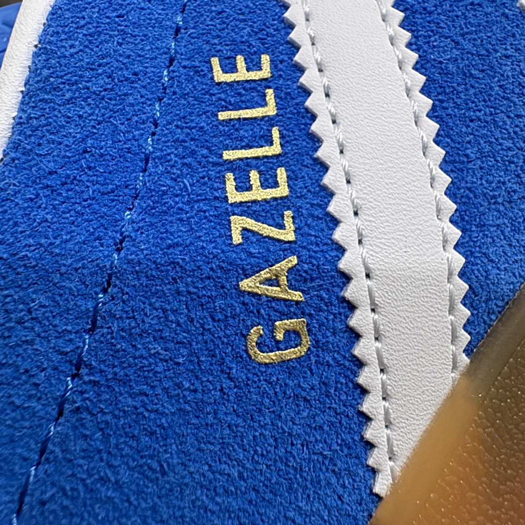 图片[3]-【Top纯原】AD Original Gazelle Indoor Trainers 瞪羚室内鞋系列低帮复古百搭休闲运动德训风板鞋 JI2061n高端零售特供批次 原厂定制长毛翻毛皮组合环保纤维革鞋面材质 内置环保海玻璃鞋垫 外置RB橡胶大底 产品品控稳定性领先行业 原厂全套原楦原纸板冲刀磨具开发 原厂皮料加持 原厂港宝加持定型后跟R度完美 将复古进行到底 简约流畅 三十年不变经典 这款Gazelle运动鞋 无论面料、配色、质感或设计 都只在重现其1991年原款的经典 皮革鞋面 撞色三条纹和鞋跟标的设计 力求呈现90年代的经典复古风潮 Samba火热的同时 也带动了其它的复古鞋型 Gazelle便是其中一只 Gazelle Indoor拥有包边更宽的T字型鞋头 更好的保护运动员的前掌 浓浓的复古氛围感 非常适合现在流行的Cleanfit风格SIZE：36 36.5 37.5 38 38.5 39 40 40.5 41 42 42.5 43 44 44.5 45 46 编码：TO240260-鞋库