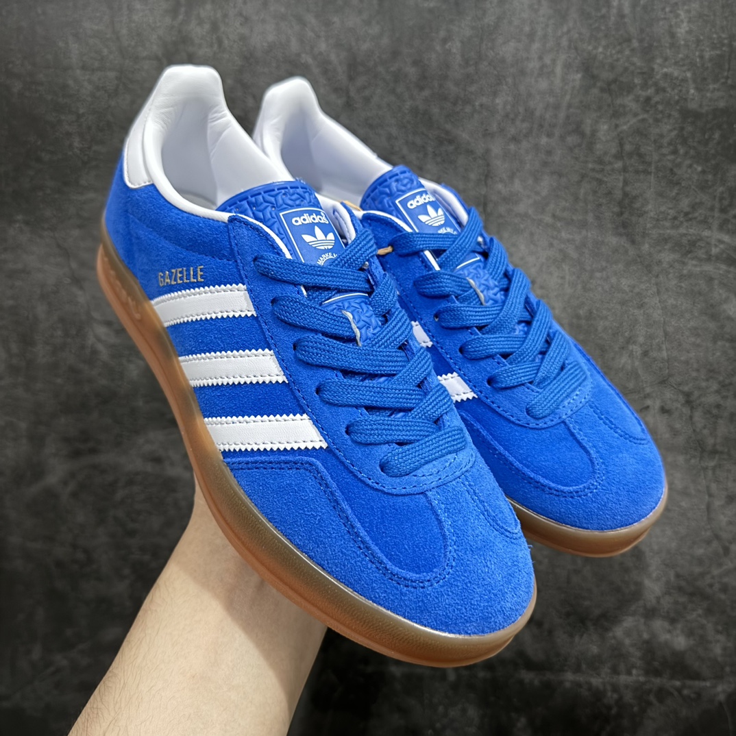 【Top纯原】AD Original Gazelle Indoor Trainers 瞪羚室内鞋系列低帮复古百搭休闲运动德训风板鞋 JI2061n高端零售特供批次 原厂定制长毛翻毛皮组合环保纤维革鞋面材质 内置环保海玻璃鞋垫 外置RB橡胶大底 产品品控稳定性领先行业 原厂全套原楦原纸板冲刀磨具开发 原厂皮料加持 原厂港宝加持定型后跟R度完美 将复古进行到底 简约流畅 三十年不变经典 这款Gazelle运动鞋 无论面料、配色、质感或设计 都只在重现其1991年原款的经典 皮革鞋面 撞色三条纹和鞋跟标的设计 力求呈现90年代的经典复古风潮 Samba火热的同时 也带动了其它的复古鞋型 Gazelle便是其中一只 Gazelle Indoor拥有包边更宽的T字型鞋头 更好的保护运动员的前掌 浓浓的复古氛围感 非常适合现在流行的Cleanfit风格SIZE：36 36.5 37.5 38 38.5 39 40 40.5 41 42 42.5 43 44 44.5 45 46 编码：TO240260-鞋库