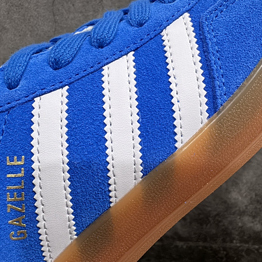 图片[5]-【Top纯原】AD Original Gazelle Indoor Trainers 瞪羚室内鞋系列低帮复古百搭休闲运动德训风板鞋 JI2061n高端零售特供批次 原厂定制长毛翻毛皮组合环保纤维革鞋面材质 内置环保海玻璃鞋垫 外置RB橡胶大底 产品品控稳定性领先行业 原厂全套原楦原纸板冲刀磨具开发 原厂皮料加持 原厂港宝加持定型后跟R度完美 将复古进行到底 简约流畅 三十年不变经典 这款Gazelle运动鞋 无论面料、配色、质感或设计 都只在重现其1991年原款的经典 皮革鞋面 撞色三条纹和鞋跟标的设计 力求呈现90年代的经典复古风潮 Samba火热的同时 也带动了其它的复古鞋型 Gazelle便是其中一只 Gazelle Indoor拥有包边更宽的T字型鞋头 更好的保护运动员的前掌 浓浓的复古氛围感 非常适合现在流行的Cleanfit风格SIZE：36 36.5 37.5 38 38.5 39 40 40.5 41 42 42.5 43 44 44.5 45 46 编码：TO240260-鞋库