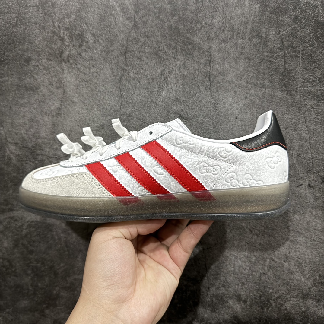 图片[2]-【韩国订单】凯蒂猫Hello Kitty x Adidas Gazelle Indoor Trainers\”Hello Kitty And Friends\”羚羊内训系列低帮复古百搭休闲运动德训风板鞋“联名白红黑凯蒂猫蝴蝶结印面”II0013nnn市场最高版本完美还原zp细节，注意区别市场任何版本，完全不是一路货色‼️n全鞋原材料打造，无任何色差，正确鞋型，后跟港宝材料定型，正确微透生胶大底，反口内里头层细腻小牛皮，纸板中底 鞋垫背胶，侧面正确压印字母，所有细节完美还原‼️ 尺码：35 36 36.5 37 38 38.5 39 40 40.5 41 42 42.5 43 44 44.5 45 编码：NMGK250270-鞋库