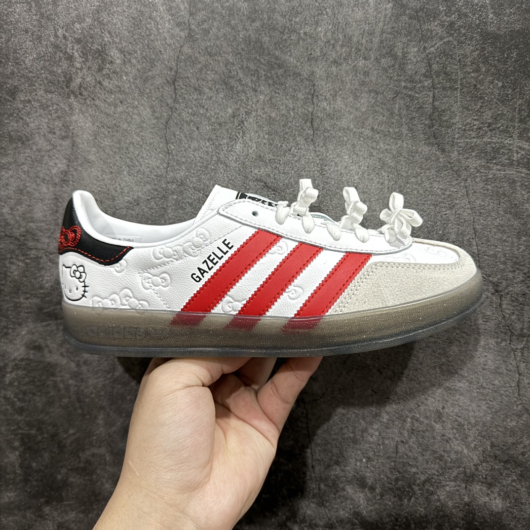 【韩国订单】凯蒂猫Hello Kitty x Adidas Gazelle Indoor Trainers\”Hello Kitty And Friends\”羚羊内训系列低帮复古百搭休闲运动德训风板鞋“联名白红黑凯蒂猫蝴蝶结印面”II0013nnn市场最高版本完美还原zp细节，注意区别市场任何版本，完全不是一路货色‼️n全鞋原材料打造，无任何色差，正确鞋型，后跟港宝材料定型，正确微透生胶大底，反口内里头层细腻小牛皮，纸板中底 鞋垫背胶，侧面正确压印字母，所有细节完美还原‼️ 尺码：35 36 36.5 37 38 38.5 39 40 40.5 41 42 42.5 43 44 44.5 45 编码：NMGK250270-鞋库