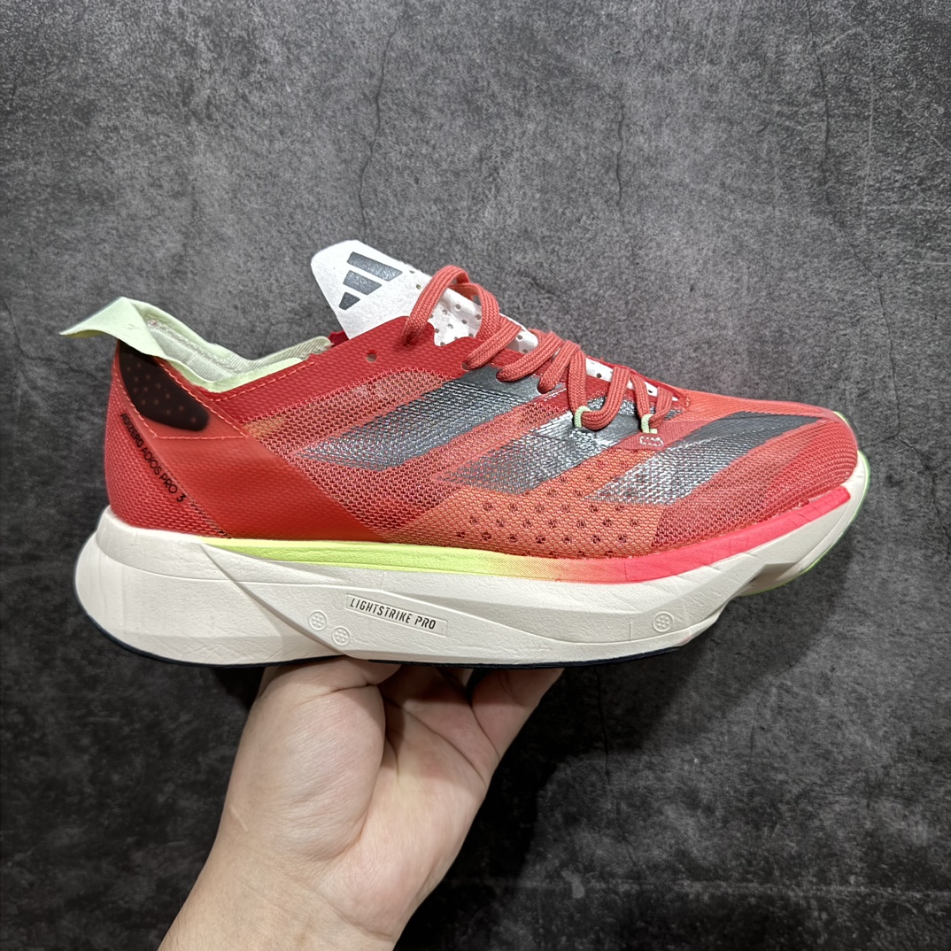 【公司级】adidas Adizero Adios Pro 3 舒适百搭减震防滑耐磨 低帮 碳板 马拉松跑步鞋 波士顿3代夏季透气网眼竞速跑鞋 IG6443nn延续爪型玻璃纤维推进系统 进化为全掌式的ENERGY RODS 2.0 从脚跟到脚趾的一体成形设计 强化整体推进力 提升速度表现 升级透气鞋面更具支撑性 利用ENGINEERED MESH技术进行不同密度织纹 强化支撑性 更使用50%以上的回收材料製成 减低塑料浪费 此外变薄的鞋舌为前掌提供更多空间 提供跑者更好的穿着感受 马牌轮胎大底耐磨性佳 大底全掌采用耐磨的Continental马牌轮胎大底 在各种环境下保有良好抓地力SIZE：36-45 编码：YX240250-鞋库