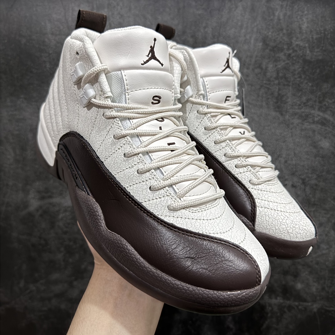 【XP纯原版】SoleFly x Air Jordan 12 Retro 高帮 巴洛克棕 AJ12 乔丹12代 aj12 乔12 高邦 棕白 乔丹篮球鞋系列n鞋身整体采用白色皮革搭配棕色，鞋头白色的Jumpman Logo及细节点缀，在白棕主调下格外抢眼。鞋舌部分加以棕色字体点缀，与鞋侧银扣相呼应，经典的Jumpmaan Logo采用棕色刺绣方式呈现，细节方面非常用心。白与棕两种色调搭配的方形Logo极为显眼，后跟鞋提黑色Jumpman Logo和白色刺绣Jordan字样搭配白色的凹印23字样，颇具元年气息。 货号：FZ5026-100 尺码：40 40.5 41 42 42.5 43 44 44.5 45 46 47.5 编码：X1500520-鞋库