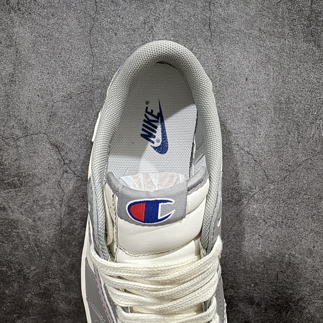 图片[8]-【定制版】Fragment x Travis Scott x Champion冠军nAir Jordan 1 Low 三方联名倒钩n性价比原盒出货 全新的三方联名低帮倒钩鞋面延续了黑脚趾设计，整双鞋以全荔枝皮打造，腰身搭配白色「倒勾」，再点缀上Travis Scott 标志性的Logo，后跟处以藤原浩最拿手的蓝色为主色调，完善极具Fragment Design的白蓝黑设计风格，左右脚分别以Travis Scott鬼脸和乔丹飞翼加以修饰，彰显出三方联名的奢华格调。 官方货号：QY1188 122 Size：36 36.5 37.5 38 38.5 39 40 40.5 41 42 42.5 43 44 44.5 45   编码：CC280300-鞋库