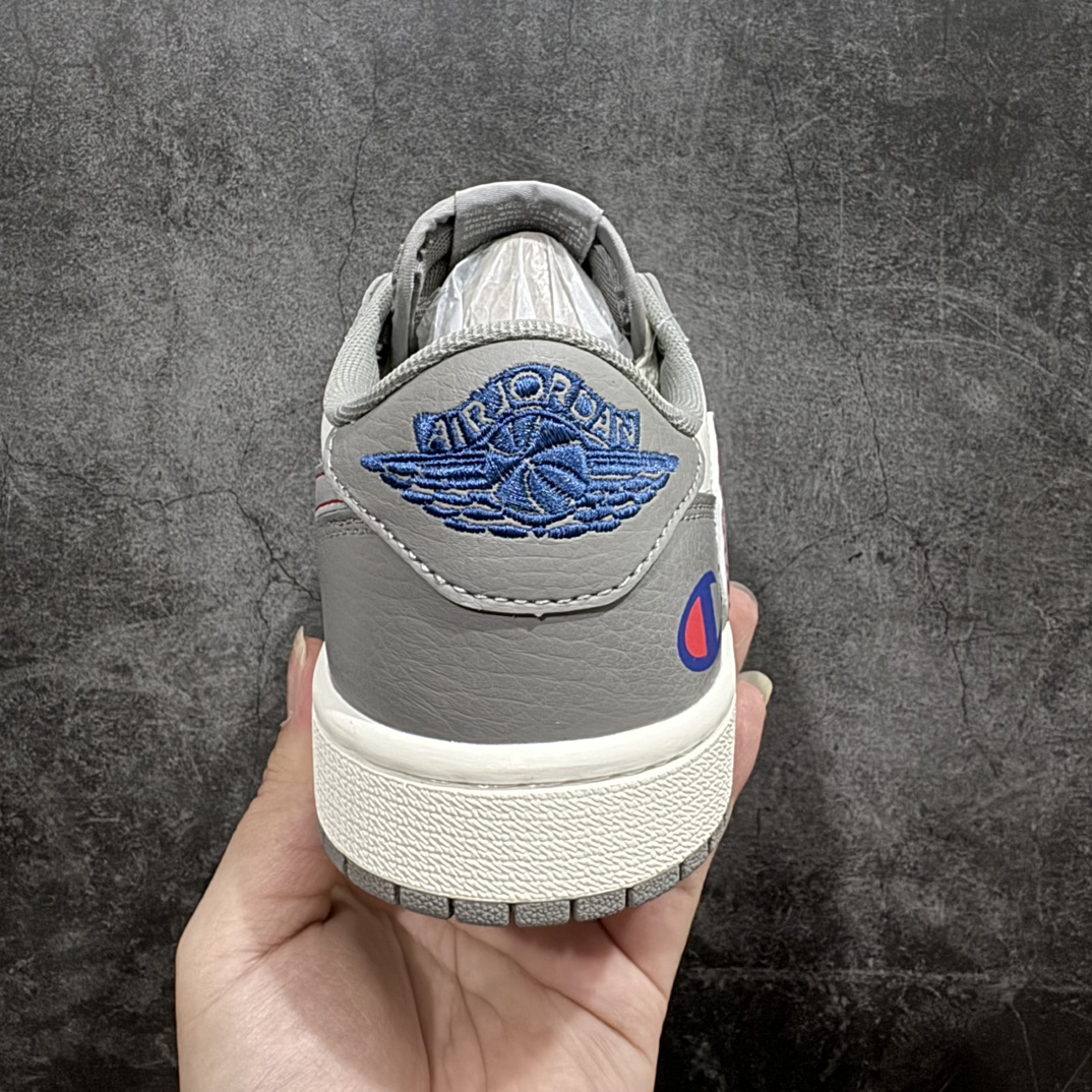 图片[4]-【定制版】Fragment x Travis Scott x Champion冠军nAir Jordan 1 Low 三方联名倒钩n性价比原盒出货 全新的三方联名低帮倒钩鞋面延续了黑脚趾设计，整双鞋以全荔枝皮打造，腰身搭配白色「倒勾」，再点缀上Travis Scott 标志性的Logo，后跟处以藤原浩最拿手的蓝色为主色调，完善极具Fragment Design的白蓝黑设计风格，左右脚分别以Travis Scott鬼脸和乔丹飞翼加以修饰，彰显出三方联名的奢华格调。 官方货号：QY1188 122 Size：36 36.5 37.5 38 38.5 39 40 40.5 41 42 42.5 43 44 44.5 45   编码：CC280300-鞋库