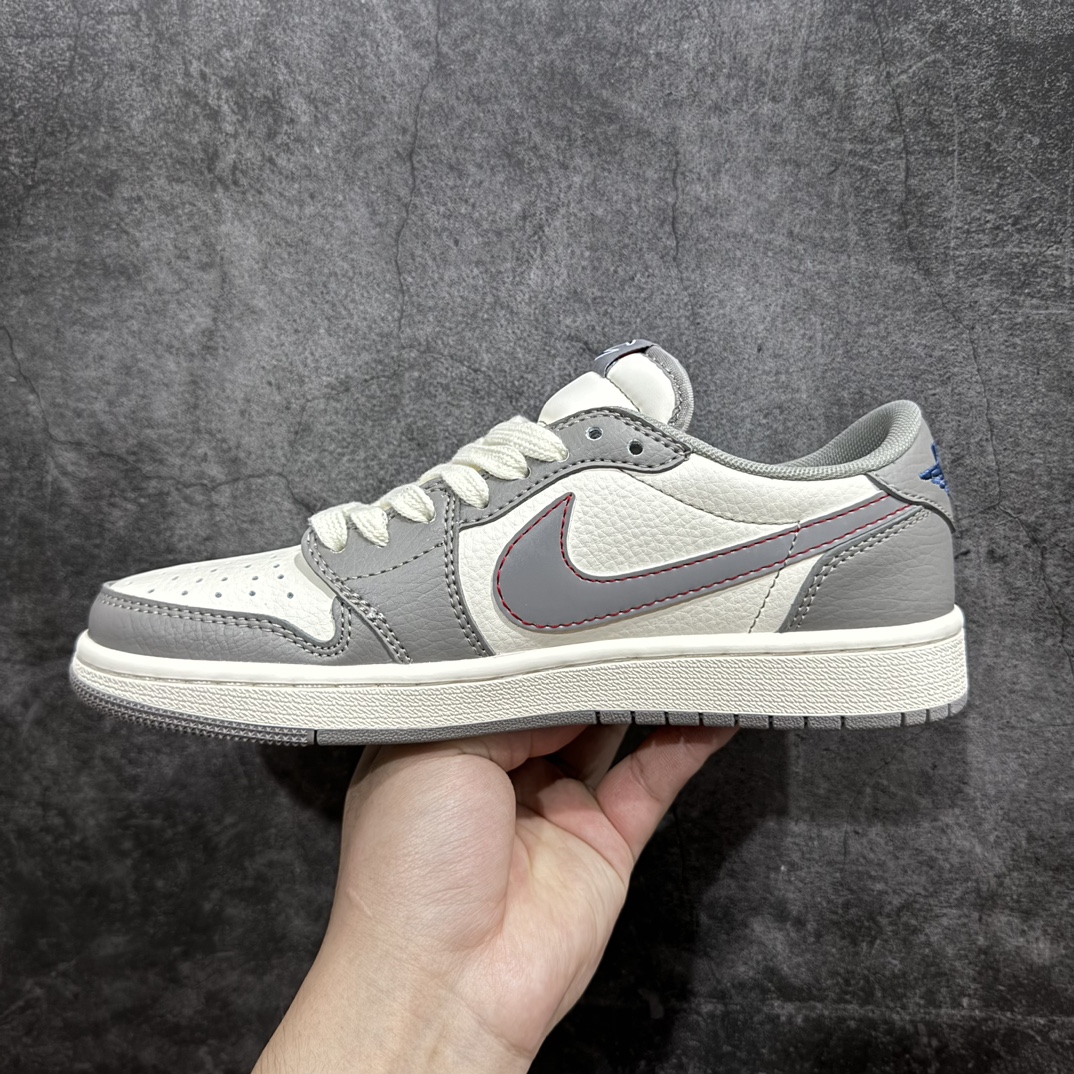 图片[2]-【定制版】Fragment x Travis Scott x Champion冠军nAir Jordan 1 Low 三方联名倒钩n性价比原盒出货 全新的三方联名低帮倒钩鞋面延续了黑脚趾设计，整双鞋以全荔枝皮打造，腰身搭配白色「倒勾」，再点缀上Travis Scott 标志性的Logo，后跟处以藤原浩最拿手的蓝色为主色调，完善极具Fragment Design的白蓝黑设计风格，左右脚分别以Travis Scott鬼脸和乔丹飞翼加以修饰，彰显出三方联名的奢华格调。 官方货号：QY1188 122 Size：36 36.5 37.5 38 38.5 39 40 40.5 41 42 42.5 43 44 44.5 45   编码：CC280300-鞋库