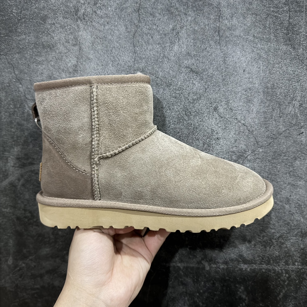 【X1纯原礼盒版】UGG Classic Mini 中筒迷你系列1116109 小红书爆款n广州外贸大厂生产 鞋头到鞋垫真羊皮毛一体 独立外盒包装 芯片 带防水工艺 区别市面任何版本5cm厚底 独立原版开发大底 羊绒鞋垫 冬季保暖外出 家居都是很适合的选择 进年uug推出款式系列 局部偏向年轻消费者喜好 也走到时尚潮流穿搭的前沿 鞋身材质 防泼水涂层翻毛皮鞋面 17毫米UGGPURE™植入式羊毛内底 轻便防滑舒适橡胶外底 带有品牌LOGO商标 带全套包装  尺码: 35 36 37 38 39 40 编码：HH280300-鞋库