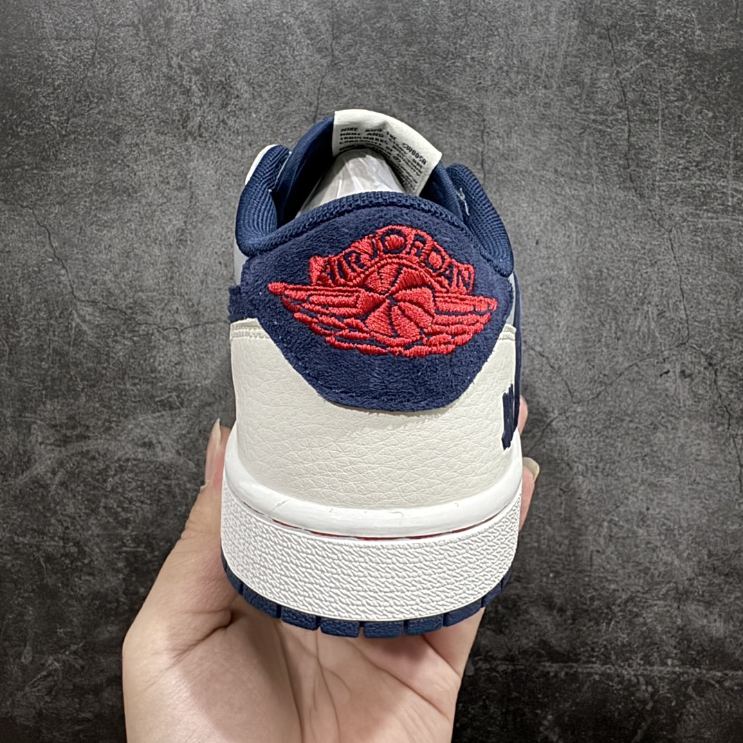 图片[4]-【定制版】Travis Scott x Nike Air Jordan 1 Low x UNDEFEATEDAir Jordan 1 Low 反转米灰蓝小钩倒钩 纯原版本n全鞋采用原装头层皮，用料扎实 精雕细琢n鞋型极致还原 飞翼3D打印改良 深度立体四线中底拉帮皮料选材 钢印 背胶一应俱全 全新批次 原装原模大底全鞋原厂定制皮料，手感细腻正确折边工艺 完美细节诠释 官方货号：CF3688 026 Size：36 36.5 37.5 38 38.5 39 40 40.5 41 42 42.5 43 44 44.5 45 编码：HXS320340-鞋库