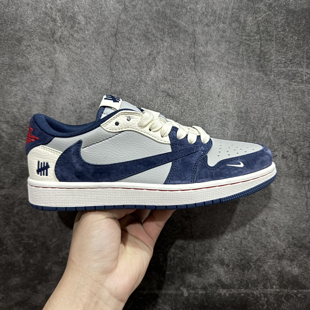 【定制版】Travis Scott x Nike Air Jordan 1 Low x UNDEFEATEDAir Jordan 1 Low 反转米灰蓝小钩倒钩 纯原版本n全鞋采用原装头层皮，用料扎实 精雕细琢n鞋型极致还原 飞翼3D打印改良 深度立体四线中底拉帮皮料选材 钢印 背胶一应俱全 全新批次 原装原模大底全鞋原厂定制皮料，手感细腻正确折边工艺 完美细节诠释 官方货号：CF3688 026 Size：36 36.5 37.5 38 38.5 39 40 40.5 41 42 42.5 43 44 44.5 45 编码：HXS320340-鞋库