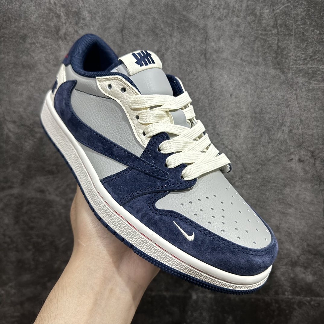 图片[3]-【定制版】Travis Scott x Nike Air Jordan 1 Low x UNDEFEATEDAir Jordan 1 Low 反转米灰蓝小钩倒钩 纯原版本n全鞋采用原装头层皮，用料扎实 精雕细琢n鞋型极致还原 飞翼3D打印改良 深度立体四线中底拉帮皮料选材 钢印 背胶一应俱全 全新批次 原装原模大底全鞋原厂定制皮料，手感细腻正确折边工艺 完美细节诠释 官方货号：CF3688 026 Size：36 36.5 37.5 38 38.5 39 40 40.5 41 42 42.5 43 44 44.5 45 编码：HXS320340-鞋库