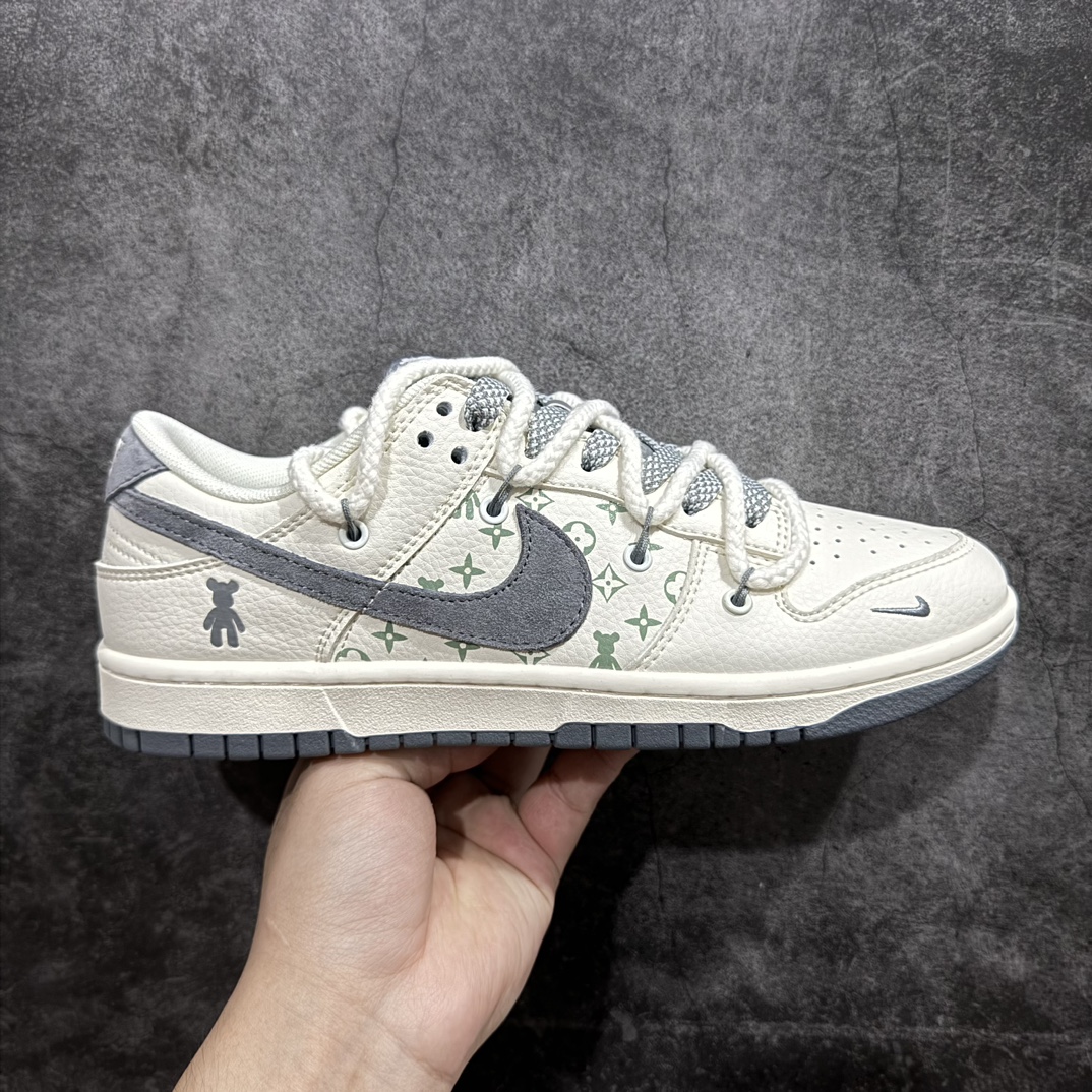 【定制版】Nk SB Dunk Low 暴力熊系列-绑带米色灰勾 周年高端定制 低帮休闲板鞋n#定制鞋盒 大厂纯原品质出货 超高清洁度 皮料切割干净无任何毛边 细节完美货号：SJ2068-289 尺码：36 36.5 37.5 38 38.5 39 40 40.5 41 42 42.5 43 44 44.5 45  编码：HXS340360-鞋库