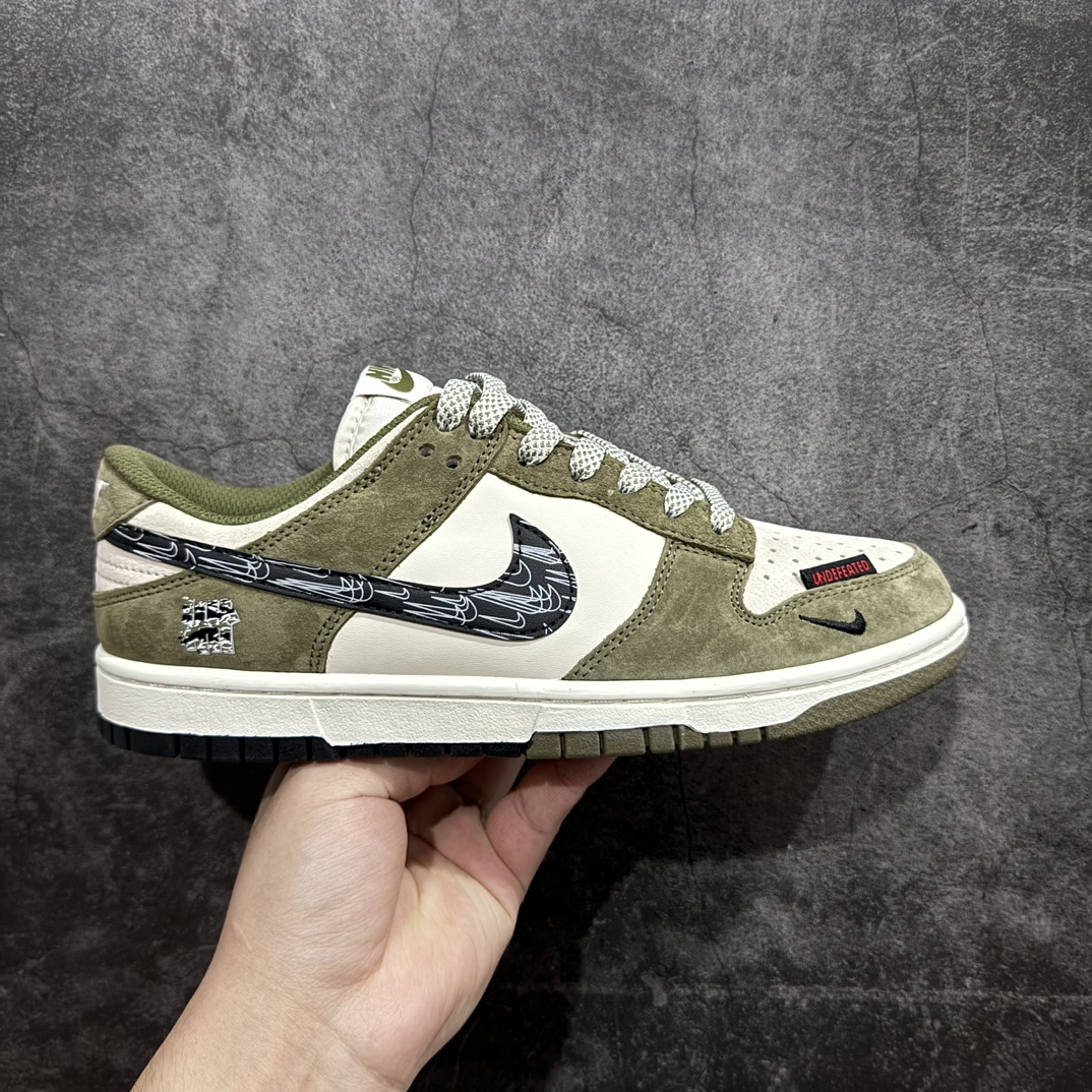 【定制版】Undefeated x Nike Dunk Low 幻影军绿黑勾n此款以简约大方的造型设计，给人以随性休闲的时尚格调，穿着舒适轻便，运动灵活自如，满足日常个性穿搭。 货号：DJ2024-037 Size：36 36.5 37.5 38 38.5 39 40 40.5 41 42 42.5 43 44 44.5 45 编码：HXS320340-鞋库