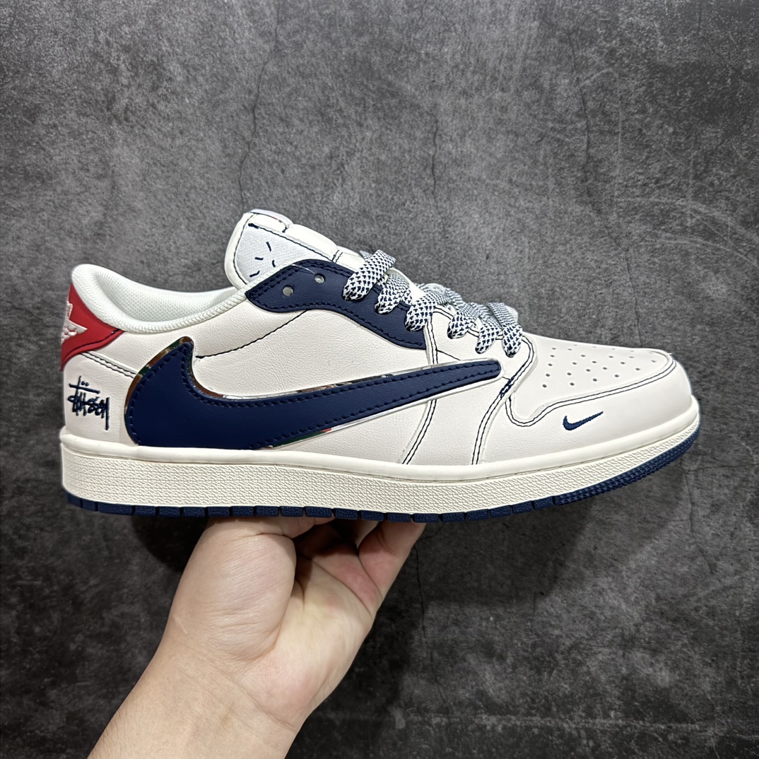 【定制版】Stussy x Air Jordan 1 Low 红尾蓝勾n此款主张打破传统的工业化流水线设计限制，以Made by ideas的超级创意为理念，集结众多潮流设计师，结合时下最ing潮流风尚，为潮流爱好者打造彰品自我的专属潮品。同时尊重每个年轻人对于潮流的理解与选择，主张“让每个年轻人塑造自己的潮流”。 货号：XZ3398-001 Size：36 36.5 37.5 38 38.5 39 40 40.5 41 42 42.5 43 44 44.5 45 编码：HXS320340-鞋库