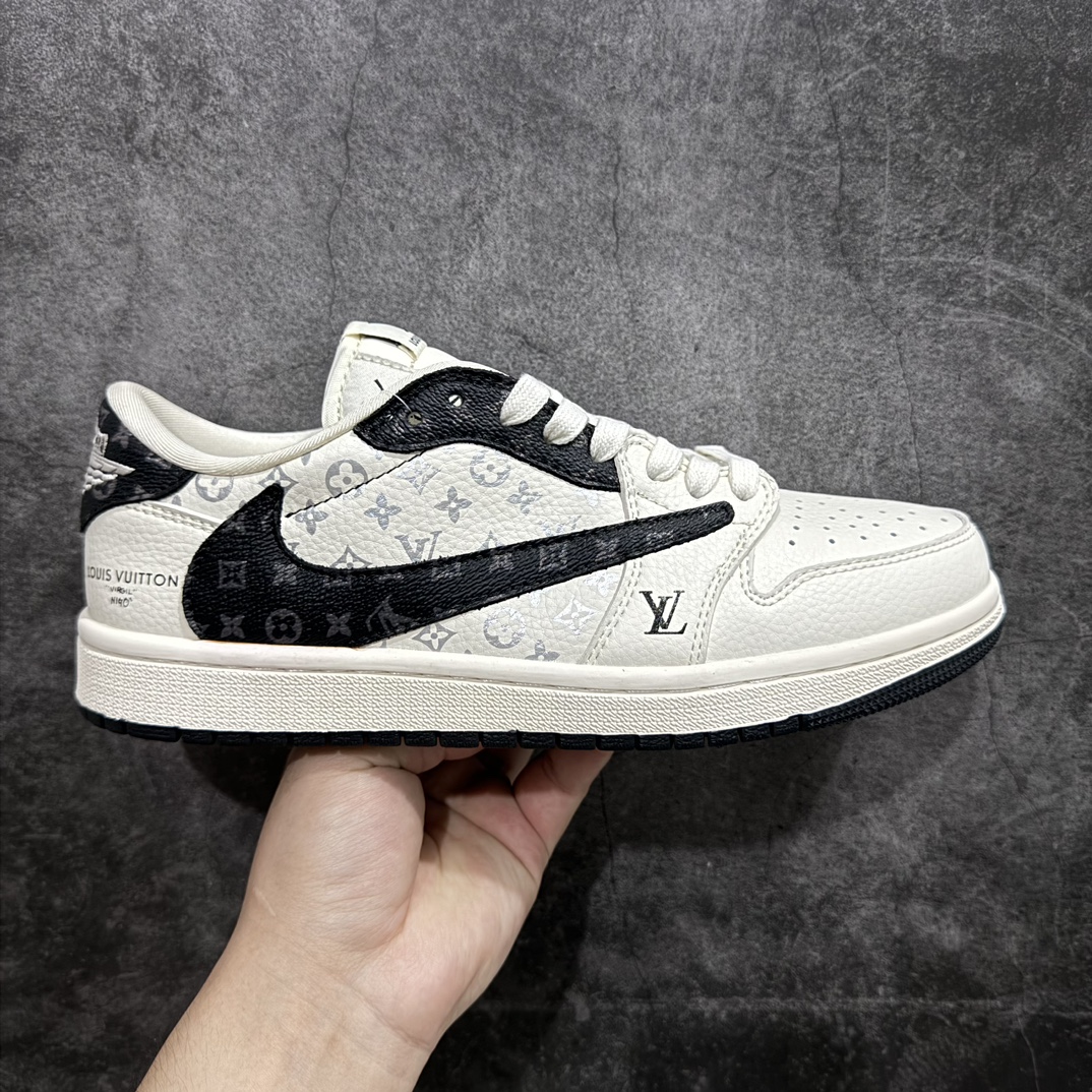 【定制版】Fragment x Travis Scott x LVnAir Jordan 1 Low 三方联名倒钩性价比原盒出货 全新的三方联名低帮倒钩鞋面延续了黑脚趾设计，整双鞋以全荔枝皮打造，腰身搭配白色「倒勾」，再点缀上Travis Scott 标志性的Logo，后跟处以藤原浩最拿手的蓝色为主色调，完善极具Fragment Design的白蓝黑设计风格，左右脚分别以Travis Scott鬼脸和乔丹飞翼加以修饰，彰显出三方联名的奢华格调。 官方货号：LX1988 600 Size：36 36.5 37.5 38 38.5 39 40 40.5 41 42 42.5 43 44 44.5 45 编码：HXS260280-鞋库