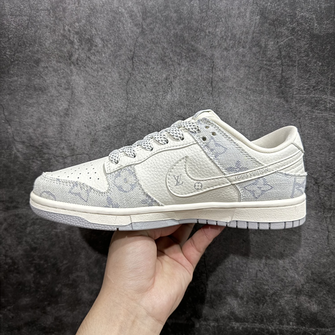 图片[2]-【定制版】Nike SB Dunk Low x Louis Vuitton 白浅蓝牛仔布n纯原大厂出品 极力推荐n原装头层材料 独家版型蒸餾加工n帶來的是更好的视觉和脚感体验n大厂纯原品质出货 清洁度 电绣工艺皮料切割干净无任何毛边 细节完美 官方货号：FC1688 192 尺码：36 36.5 37.5 38 38.5 39 40 40.5 41 42 42.5 43 44 44.5 45  编码：HXS260280-鞋库