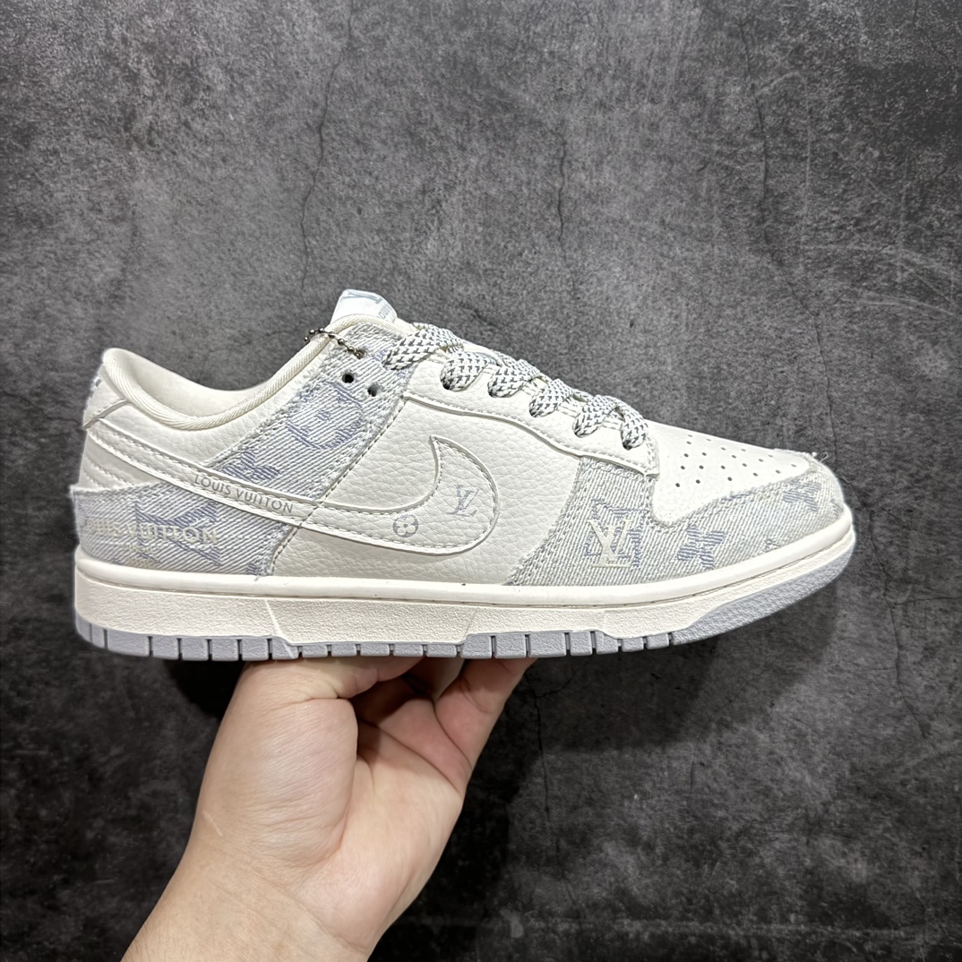 【定制版】Nike SB Dunk Low x Louis Vuitton 白浅蓝牛仔布n纯原大厂出品 极力推荐n原装头层材料 独家版型蒸餾加工n帶來的是更好的视觉和脚感体验n大厂纯原品质出货 清洁度 电绣工艺皮料切割干净无任何毛边 细节完美 官方货号：FC1688 192 尺码：36 36.5 37.5 38 38.5 39 40 40.5 41 42 42.5 43 44 44.5 45  编码：HXS260280-鞋库