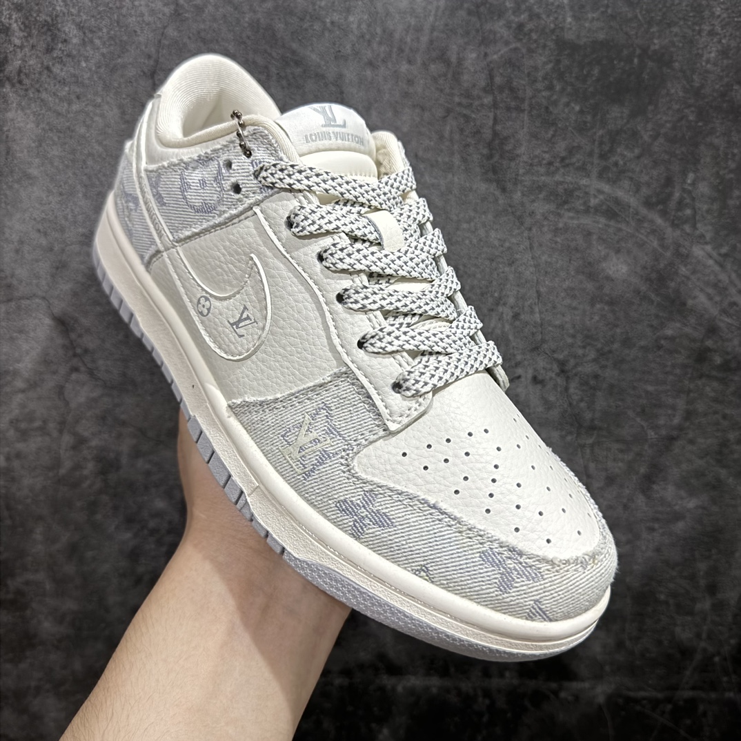 图片[3]-【定制版】Nike SB Dunk Low x Louis Vuitton 白浅蓝牛仔布n纯原大厂出品 极力推荐n原装头层材料 独家版型蒸餾加工n帶來的是更好的视觉和脚感体验n大厂纯原品质出货 清洁度 电绣工艺皮料切割干净无任何毛边 细节完美 官方货号：FC1688 192 尺码：36 36.5 37.5 38 38.5 39 40 40.5 41 42 42.5 43 44 44.5 45  编码：HXS260280-鞋库