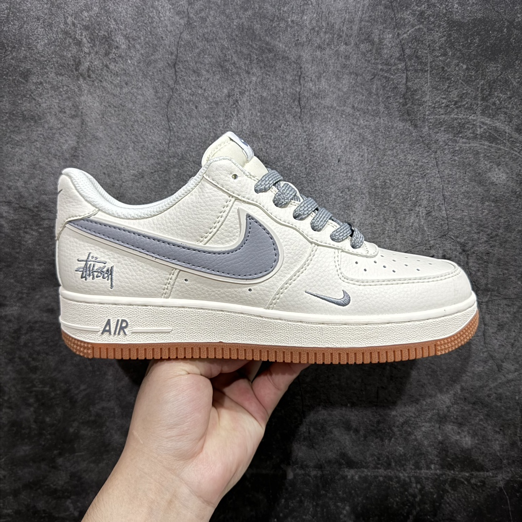 【定制版】Nk Air Force 1\’07 Low 斯图西联名-米灰生胶底 空军一号 低帮休闲板鞋 XZ5688-003rn#原楦头原纸板 原装鞋盒 定制五金配件 内置全掌气垫 原厂鞋底 r 尺码：36 36.5 37.5 38 38.5 39 40 40.5 41 42 42.5 43 44 44.5 45 编码：HXS310320-鞋库