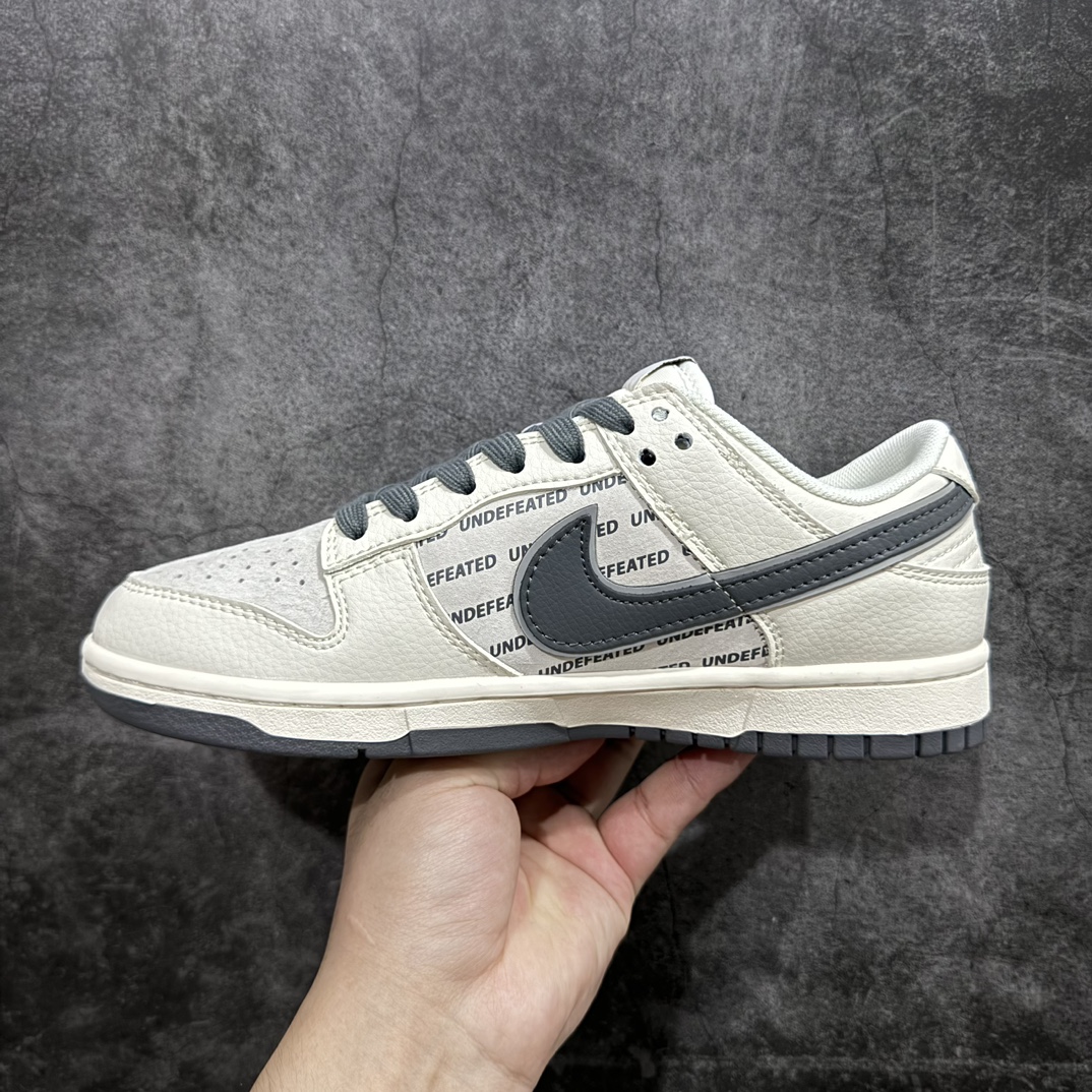 图片[2]-【定制版】Undefeated x Nike Dunk Low 英文米灰底n此款以简约大方的造型设计，给人以随性休闲的时尚格调，穿着舒适轻便，运动灵活自如，满足日常个性穿搭。 货号：XX2026-679 Size：36 36.5 37.5 38 38.5 39 40 40.5 41 42 42.5 43 44 44.5 45 编码：HXS320340-鞋库