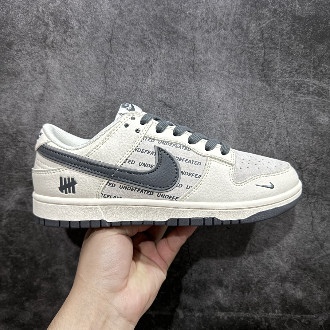 【定制版】Undefeated x Nike Dunk Low 英文米灰底n此款以简约大方的造型设计，给人以随性休闲的时尚格调，穿着舒适轻便，运动灵活自如，满足日常个性穿搭。 货号：XX2026-679 Size：36 36.5 37.5 38 38.5 39 40 40.5 41 42 42.5 43 44 44.5 45 编码：HXS320340-鞋库