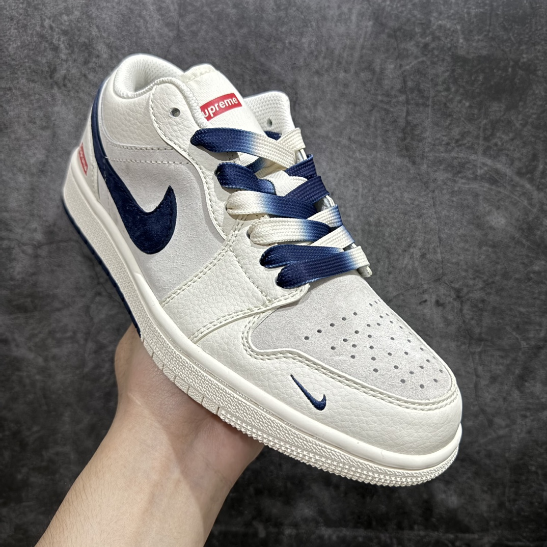 图片[3]-【定制版】Supreme x Air Jordan 1 Low 深蓝双拼底n此款主张打破传统的工业化流水线设计限制，以Made by ideas的超级创意为理念，集结众多潮流设计师，结合时下最ing潮流风尚，为潮流爱好者打造彰品自我的专属潮品。同时尊重每个年轻人对于潮流的理解与选择，主张“让每个年轻人塑造自己的潮流”。 货号：SJ9950-020 Size：36 36.5 37.5 38 38.5 39 40 40.5 41 42 42.5 43 44 44.5 45 编码：HXS320340-鞋库