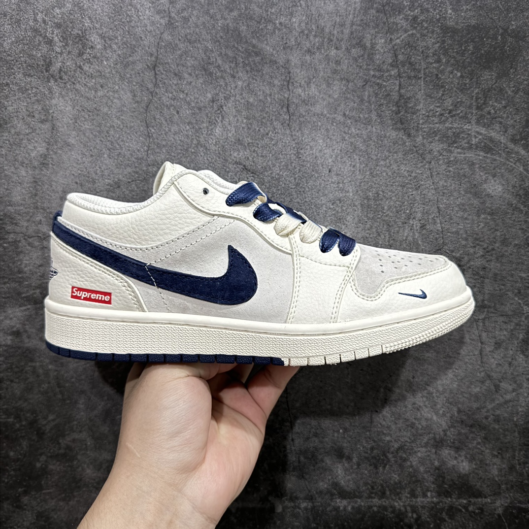 【定制版】Supreme x Air Jordan 1 Low 深蓝双拼底n此款主张打破传统的工业化流水线设计限制，以Made by ideas的超级创意为理念，集结众多潮流设计师，结合时下最ing潮流风尚，为潮流爱好者打造彰品自我的专属潮品。同时尊重每个年轻人对于潮流的理解与选择，主张“让每个年轻人塑造自己的潮流”。 货号：SJ9950-020 Size：36 36.5 37.5 38 38.5 39 40 40.5 41 42 42.5 43 44 44.5 45 编码：HXS320340-鞋库