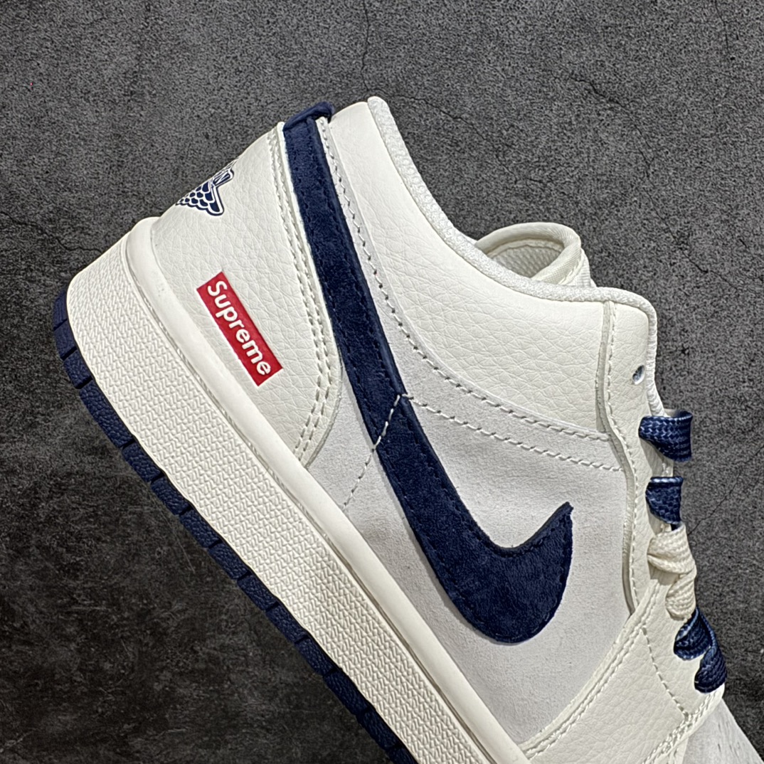 图片[7]-【定制版】Supreme x Air Jordan 1 Low 深蓝双拼底n此款主张打破传统的工业化流水线设计限制，以Made by ideas的超级创意为理念，集结众多潮流设计师，结合时下最ing潮流风尚，为潮流爱好者打造彰品自我的专属潮品。同时尊重每个年轻人对于潮流的理解与选择，主张“让每个年轻人塑造自己的潮流”。 货号：SJ9950-020 Size：36 36.5 37.5 38 38.5 39 40 40.5 41 42 42.5 43 44 44.5 45 编码：HXS320340-鞋库