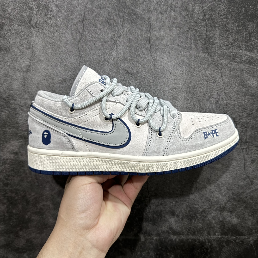 【定制版】Bape x Air Jordan 1 Low 灰蓝抽绳n此款主张打破传统的工业化流水线设计限制，以Made by ideas的超级创意为理念，集结众多潮流设计师，结合时下最ing潮流风尚，为潮流爱好者打造彰品自我的专属潮品。同时尊重每个年轻人对于潮流的理解与选择，主张“让每个年轻人塑造自己的潮流”。 货号：SJ9950-019 Size：36 36.5 37.5 38 38.5 39 40 40.5 41 42 42.5 43 44 44.5 45 编码：HXS340360-鞋库