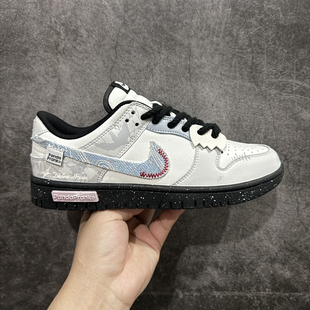 【FS礼盒版】Nike Dunk Low 熊猫恶作剧-引线牵梦 星恋n独家正确版本 原鞋开发 品质、细节 完美复刻n整体围绕熊猫恶作剧七夕主题设计，鞋身整体采用专属颜料重新喷涂。特殊原创设计图标涂鸦装饰，添加潮流元素效果喷涂点缀。 货号：DD1391-100 Size：35.5 36 36.5 37.5 38 38.5 39 40 40.5 41 42 42.5 43 44 44.5 45 46 编码：HXS330350-鞋库