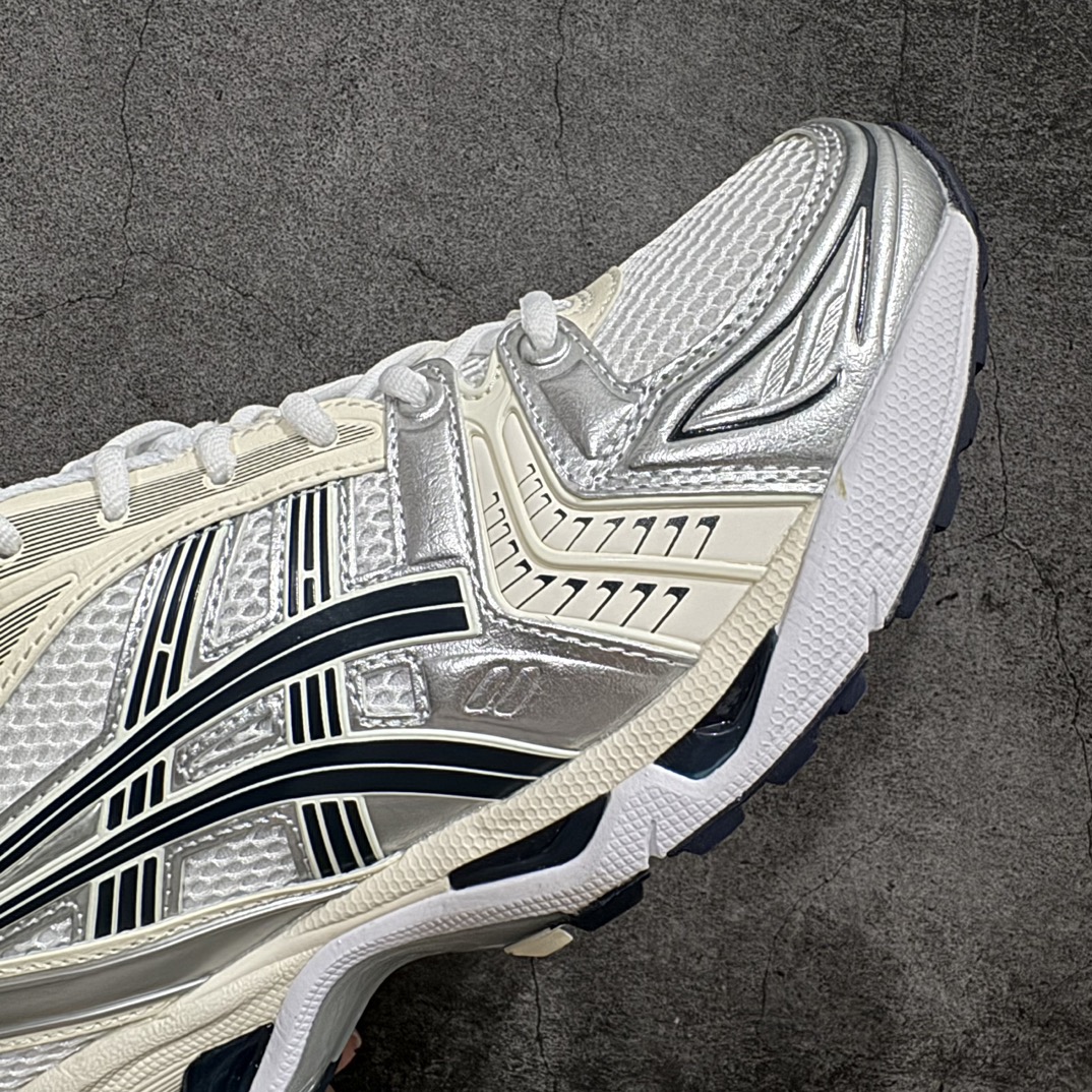 图片[6]-【总裁版】 ASICS GEL-KAYANO 14 亚瑟士系列轻量缓震休闲运动跑步鞋nn市场天花板品质鞋型细节秒杀市场流通版本n知名大厂出品 原版开发 细节完美把控n独家私模五层组合大底原厂定制缓震硅胶加持 原盒原配 官方四联吊牌n一比一同步原鞋工艺和用料n后跟一样采用了GEL缓震胶整体系列设计非常的科技感！n锻炼跑步的同时让你一样时尚百搭！n设计师 Hidenori Yamashita 以「Flash」一词为灵感，创造出未来感金属色鞋面，改造升级内在性能，由内而外全面革新，为 GEL-KAYANO 家族传承及经典跑鞋文化的延续，创下里程碑式作品。ASICS GEL – KAYANO 14 跑鞋重新诠释了复古的跑步形状，并以其 2000 年代后期的美学理念重新铺装，银色与蓝色的鞋面极为高档.网面铺陈与鞋面、鞋头多处细节位增添了透气性。ASICS GEL – KAYANO 14的鞋后跟部中底上以及多密度耐磨鞋底增加了 GEL 缓震胶，提供高抗冲击性、缓冲性、可保护脚部免受地面冲击的影响，穿着舒适性十足「入手同款」 尺码：36 37 37.5 38 39 39.5 40.5 41.5 42 42.5 43.5 44 45 46 编码：NM310330-鞋库