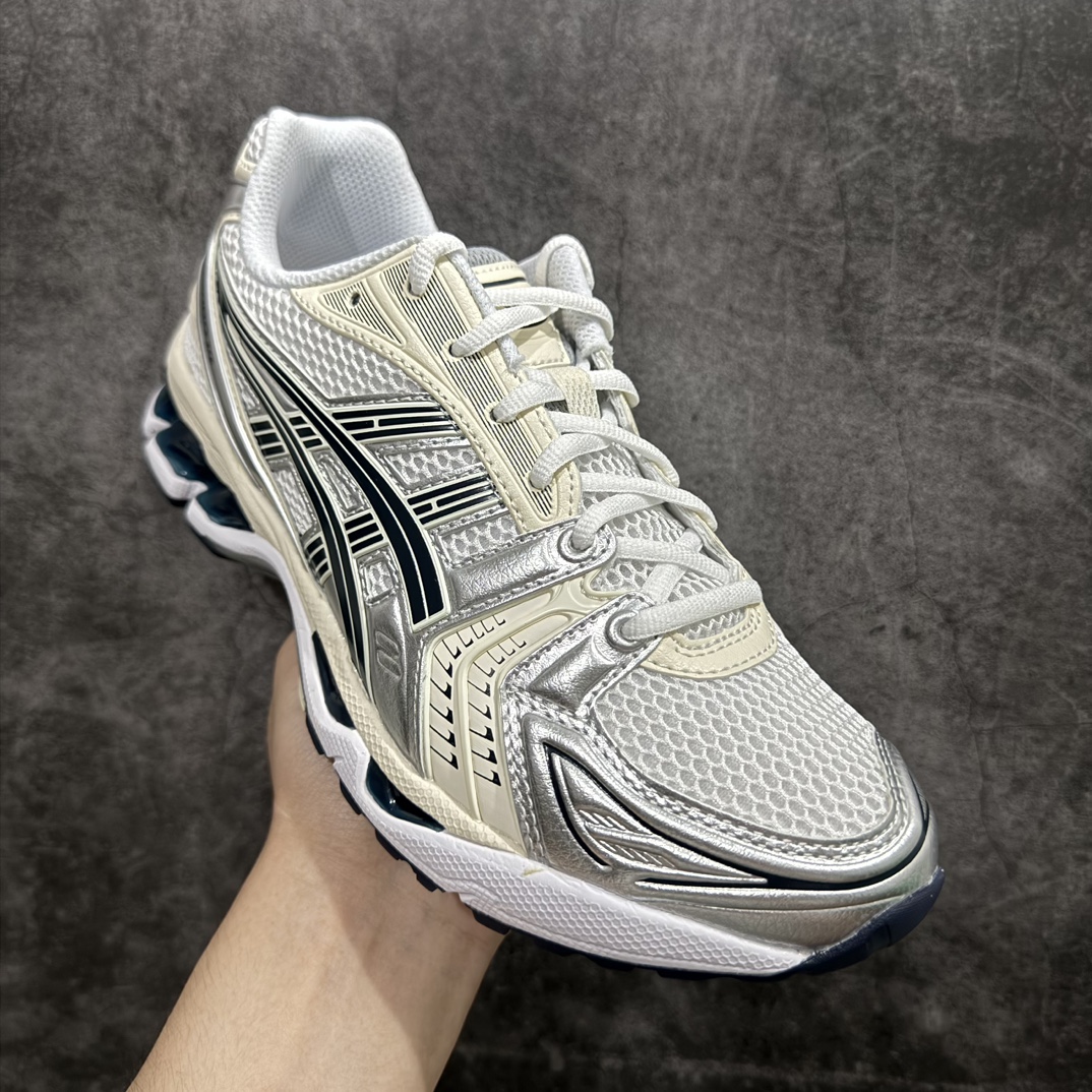 图片[3]-【总裁版】 ASICS GEL-KAYANO 14 亚瑟士系列轻量缓震休闲运动跑步鞋nn市场天花板品质鞋型细节秒杀市场流通版本n知名大厂出品 原版开发 细节完美把控n独家私模五层组合大底原厂定制缓震硅胶加持 原盒原配 官方四联吊牌n一比一同步原鞋工艺和用料n后跟一样采用了GEL缓震胶整体系列设计非常的科技感！n锻炼跑步的同时让你一样时尚百搭！n设计师 Hidenori Yamashita 以「Flash」一词为灵感，创造出未来感金属色鞋面，改造升级内在性能，由内而外全面革新，为 GEL-KAYANO 家族传承及经典跑鞋文化的延续，创下里程碑式作品。ASICS GEL – KAYANO 14 跑鞋重新诠释了复古的跑步形状，并以其 2000 年代后期的美学理念重新铺装，银色与蓝色的鞋面极为高档.网面铺陈与鞋面、鞋头多处细节位增添了透气性。ASICS GEL – KAYANO 14的鞋后跟部中底上以及多密度耐磨鞋底增加了 GEL 缓震胶，提供高抗冲击性、缓冲性、可保护脚部免受地面冲击的影响，穿着舒适性十足「入手同款」 尺码：36 37 37.5 38 39 39.5 40.5 41.5 42 42.5 43.5 44 45 46 编码：NM310330-鞋库