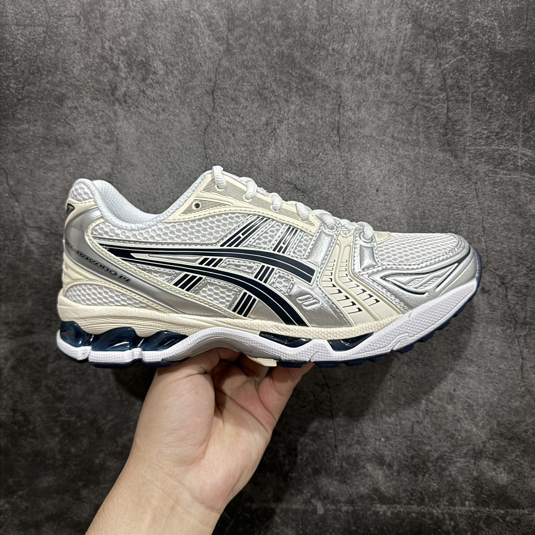 【总裁版】 ASICS GEL-KAYANO 14 亚瑟士系列轻量缓震休闲运动跑步鞋nn市场天花板品质鞋型细节秒杀市场流通版本n知名大厂出品 原版开发 细节完美把控n独家私模五层组合大底原厂定制缓震硅胶加持 原盒原配 官方四联吊牌n一比一同步原鞋工艺和用料n后跟一样采用了GEL缓震胶整体系列设计非常的科技感！n锻炼跑步的同时让你一样时尚百搭！n设计师 Hidenori Yamashita 以「Flash」一词为灵感，创造出未来感金属色鞋面，改造升级内在性能，由内而外全面革新，为 GEL-KAYANO 家族传承及经典跑鞋文化的延续，创下里程碑式作品。ASICS GEL – KAYANO 14 跑鞋重新诠释了复古的跑步形状，并以其 2000 年代后期的美学理念重新铺装，银色与蓝色的鞋面极为高档.网面铺陈与鞋面、鞋头多处细节位增添了透气性。ASICS GEL – KAYANO 14的鞋后跟部中底上以及多密度耐磨鞋底增加了 GEL 缓震胶，提供高抗冲击性、缓冲性、可保护脚部免受地面冲击的影响，穿着舒适性十足「入手同款」 尺码：36 37 37.5 38 39 39.5 40.5 41.5 42 42.5 43.5 44 45 46 编码：NM310330-鞋库