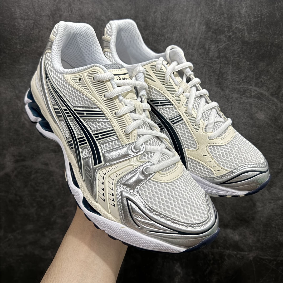 【总裁版】 ASICS GEL-KAYANO 14 亚瑟士系列轻量缓震休闲运动跑步鞋nn市场天花板品质鞋型细节秒杀市场流通版本n知名大厂出品 原版开发 细节完美把控n独家私模五层组合大底原厂定制缓震硅胶加持 原盒原配 官方四联吊牌n一比一同步原鞋工艺和用料n后跟一样采用了GEL缓震胶整体系列设计非常的科技感！n锻炼跑步的同时让你一样时尚百搭！n设计师 Hidenori Yamashita 以「Flash」一词为灵感，创造出未来感金属色鞋面，改造升级内在性能，由内而外全面革新，为 GEL-KAYANO 家族传承及经典跑鞋文化的延续，创下里程碑式作品。ASICS GEL – KAYANO 14 跑鞋重新诠释了复古的跑步形状，并以其 2000 年代后期的美学理念重新铺装，银色与蓝色的鞋面极为高档.网面铺陈与鞋面、鞋头多处细节位增添了透气性。ASICS GEL – KAYANO 14的鞋后跟部中底上以及多密度耐磨鞋底增加了 GEL 缓震胶，提供高抗冲击性、缓冲性、可保护脚部免受地面冲击的影响，穿着舒适性十足「入手同款」 尺码：36 37 37.5 38 39 39.5 40.5 41.5 42 42.5 43.5 44 45 46 编码：NM310330-鞋库