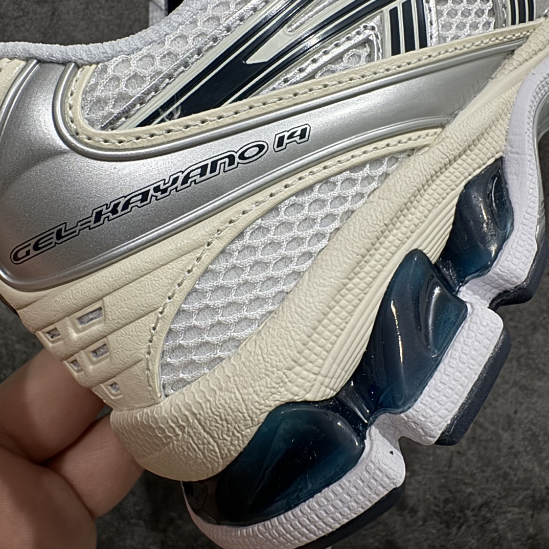 图片[3]-【总裁版】 ASICS GEL-KAYANO 14 亚瑟士系列轻量缓震休闲运动跑步鞋nn市场天花板品质鞋型细节秒杀市场流通版本n知名大厂出品 原版开发 细节完美把控n独家私模五层组合大底原厂定制缓震硅胶加持 原盒原配 官方四联吊牌n一比一同步原鞋工艺和用料n后跟一样采用了GEL缓震胶整体系列设计非常的科技感！n锻炼跑步的同时让你一样时尚百搭！n设计师 Hidenori Yamashita 以「Flash」一词为灵感，创造出未来感金属色鞋面，改造升级内在性能，由内而外全面革新，为 GEL-KAYANO 家族传承及经典跑鞋文化的延续，创下里程碑式作品。ASICS GEL – KAYANO 14 跑鞋重新诠释了复古的跑步形状，并以其 2000 年代后期的美学理念重新铺装，银色与蓝色的鞋面极为高档.网面铺陈与鞋面、鞋头多处细节位增添了透气性。ASICS GEL – KAYANO 14的鞋后跟部中底上以及多密度耐磨鞋底增加了 GEL 缓震胶，提供高抗冲击性、缓冲性、可保护脚部免受地面冲击的影响，穿着舒适性十足「入手同款」 尺码：36 37 37.5 38 39 39.5 40.5 41.5 42 42.5 43.5 44 45 46 编码：NM310330-鞋库