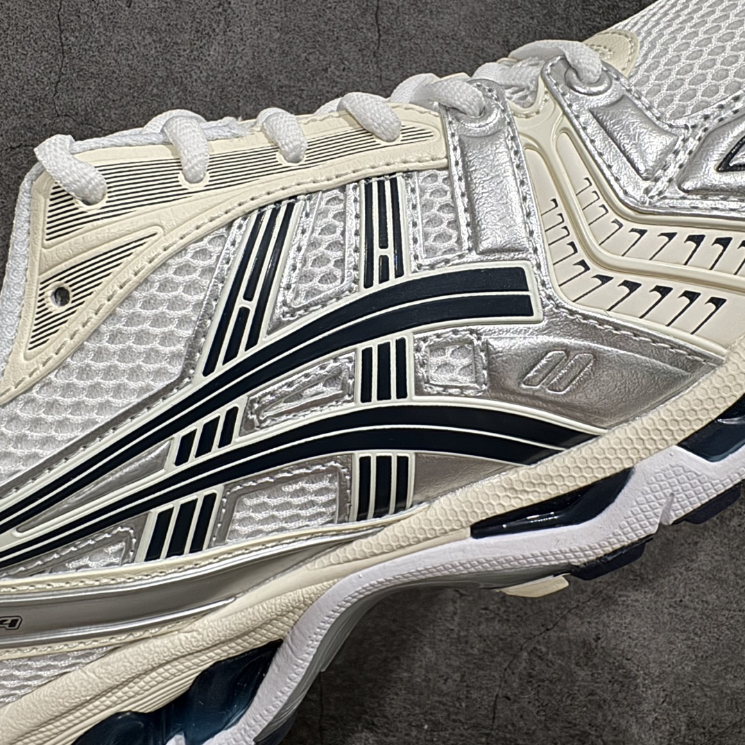 图片[4]-【总裁版】 ASICS GEL-KAYANO 14 亚瑟士系列轻量缓震休闲运动跑步鞋nn市场天花板品质鞋型细节秒杀市场流通版本n知名大厂出品 原版开发 细节完美把控n独家私模五层组合大底原厂定制缓震硅胶加持 原盒原配 官方四联吊牌n一比一同步原鞋工艺和用料n后跟一样采用了GEL缓震胶整体系列设计非常的科技感！n锻炼跑步的同时让你一样时尚百搭！n设计师 Hidenori Yamashita 以「Flash」一词为灵感，创造出未来感金属色鞋面，改造升级内在性能，由内而外全面革新，为 GEL-KAYANO 家族传承及经典跑鞋文化的延续，创下里程碑式作品。ASICS GEL – KAYANO 14 跑鞋重新诠释了复古的跑步形状，并以其 2000 年代后期的美学理念重新铺装，银色与蓝色的鞋面极为高档.网面铺陈与鞋面、鞋头多处细节位增添了透气性。ASICS GEL – KAYANO 14的鞋后跟部中底上以及多密度耐磨鞋底增加了 GEL 缓震胶，提供高抗冲击性、缓冲性、可保护脚部免受地面冲击的影响，穿着舒适性十足「入手同款」 尺码：36 37 37.5 38 39 39.5 40.5 41.5 42 42.5 43.5 44 45 46 编码：NM310330-鞋库