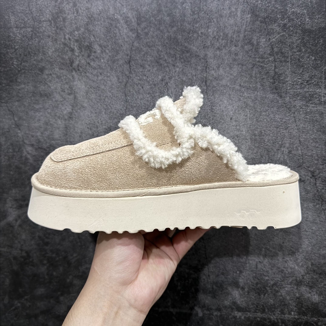 图片[2]-【广东纯原版】秋冬新款,美国轻奢品牌🐑UGG W Classic Coquette Clog Slipper  II 科凯特2.0系列时尚居家穆勒风包头舒适保暖露跟厚底半拖鞋 货号:OB938厚底n升级原楦原纸版开发版型n采用TPU模压定型翻毛皮鞋面材质n内嵌人造卷曲羊毛毛绒里衬和鞋垫,保暖锁热#选用17毫米UGGPURE™ 植入式羊毛里衬与可拆卸的UGGPURE™ 植入式羊毛鞋垫#Treadlite轻翼科技外底-优质的防滑,耐磨性,和良好的弹性❗ 尺码：35-40n产品描述：休闲系列作为本季主力系列，轻盈耐磨的橡胶大底，让穿着的舒适性提升 品名：Classic Coquette Clog Slipper  II 科凯特2.0系列鞋面：翻毛皮革/织物 编码：TL320340-鞋库