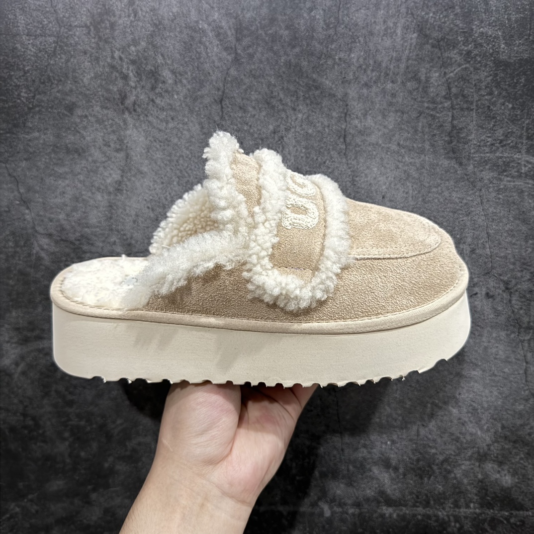 【广东纯原版】秋冬新款,美国轻奢品牌🐑UGG W Classic Coquette Clog Slipper  II 科凯特2.0系列时尚居家穆勒风包头舒适保暖露跟厚底半拖鞋 货号:OB938厚底n升级原楦原纸版开发版型n采用TPU模压定型翻毛皮鞋面材质n内嵌人造卷曲羊毛毛绒里衬和鞋垫,保暖锁热#选用17毫米UGGPURE™ 植入式羊毛里衬与可拆卸的UGGPURE™ 植入式羊毛鞋垫#Treadlite轻翼科技外底-优质的防滑,耐磨性,和良好的弹性❗ 尺码：35-40n产品描述：休闲系列作为本季主力系列，轻盈耐磨的橡胶大底，让穿着的舒适性提升 品名：Classic Coquette Clog Slipper  II 科凯特2.0系列鞋面：翻毛皮革/织物 编码：TL320340-鞋库