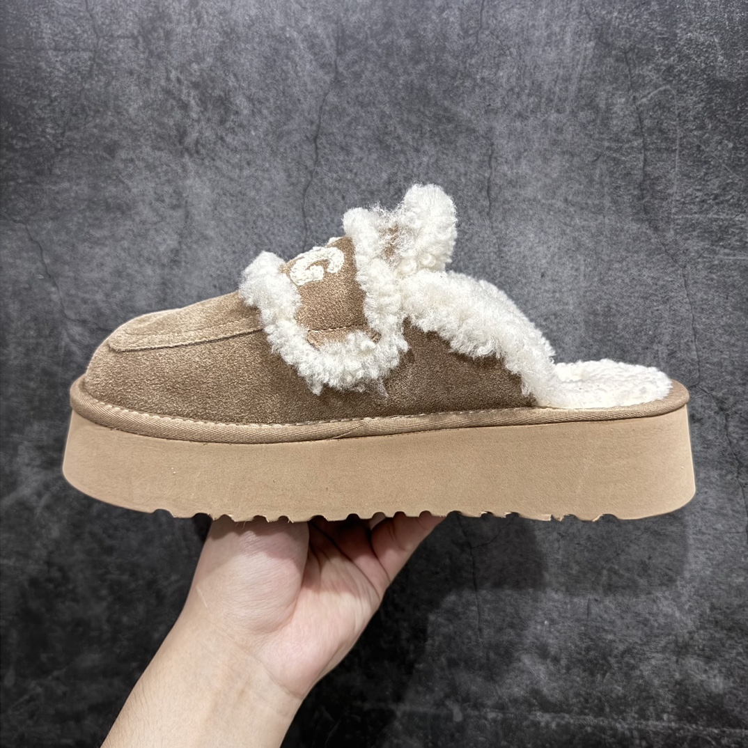 图片[2]-【广东纯原版】秋冬新款,美国轻奢品牌🐑UGG W Classic Coquette Clog Slipper II 科凯特2.0系列时尚居家穆勒风包头舒适保暖露跟厚底半拖鞋 货号：OB938厚底 升级原楦原纸版开发版型 采用TPU模压定型翻毛皮鞋面材质 内嵌人造卷曲羊毛毛绒里衬和鞋垫,保暖锁热#选用17毫米UGGPURE™ 植入式羊毛里衬与可拆卸的UGGPURE™ 植入式羊毛鞋垫#Treadlite轻翼科技外底-优质的防滑,耐磨性,和良好的弹性❗ 尺码：35-40 产品描述：休闲系列作为本季主力系列，轻盈耐磨的橡胶大底，让穿着的舒适性提升 品名：Classic Coquette Clog Slipper II 科凯特2.0系列鞋面：翻毛皮革/织物-选品中心