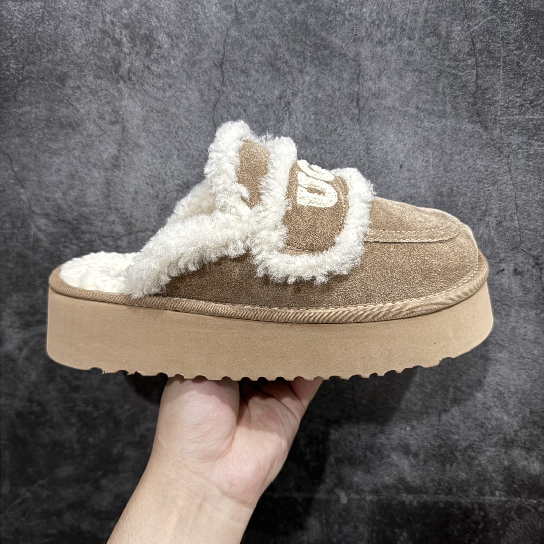 【广东纯原版】秋冬新款,美国轻奢品牌🐑UGG W Classic Coquette Clog Slipper II 科凯特2.0系列时尚居家穆勒风包头舒适保暖露跟厚底半拖鞋 货号:OB938厚底 升级原楦原纸版开发版型 采用TPU模压定型翻毛皮鞋面材质 内嵌人造卷曲羊毛毛绒里衬和鞋垫,保暖锁热#选用17毫米UGGPURE™ 植入式羊毛里衬与可拆卸的UGGPURE™ 植入式羊毛鞋垫#Treadlite轻翼科技外底-优质的防滑,耐磨性,和良好的弹性❗ 尺码:35-40 产品描述:休闲系列作为本季主力系列,轻盈耐磨的橡胶大底,让穿着的舒适性提升 品名:Classic Coquette Clog Slipper II 科凯特2.0系列鞋面:翻毛皮革/织物-选品中心