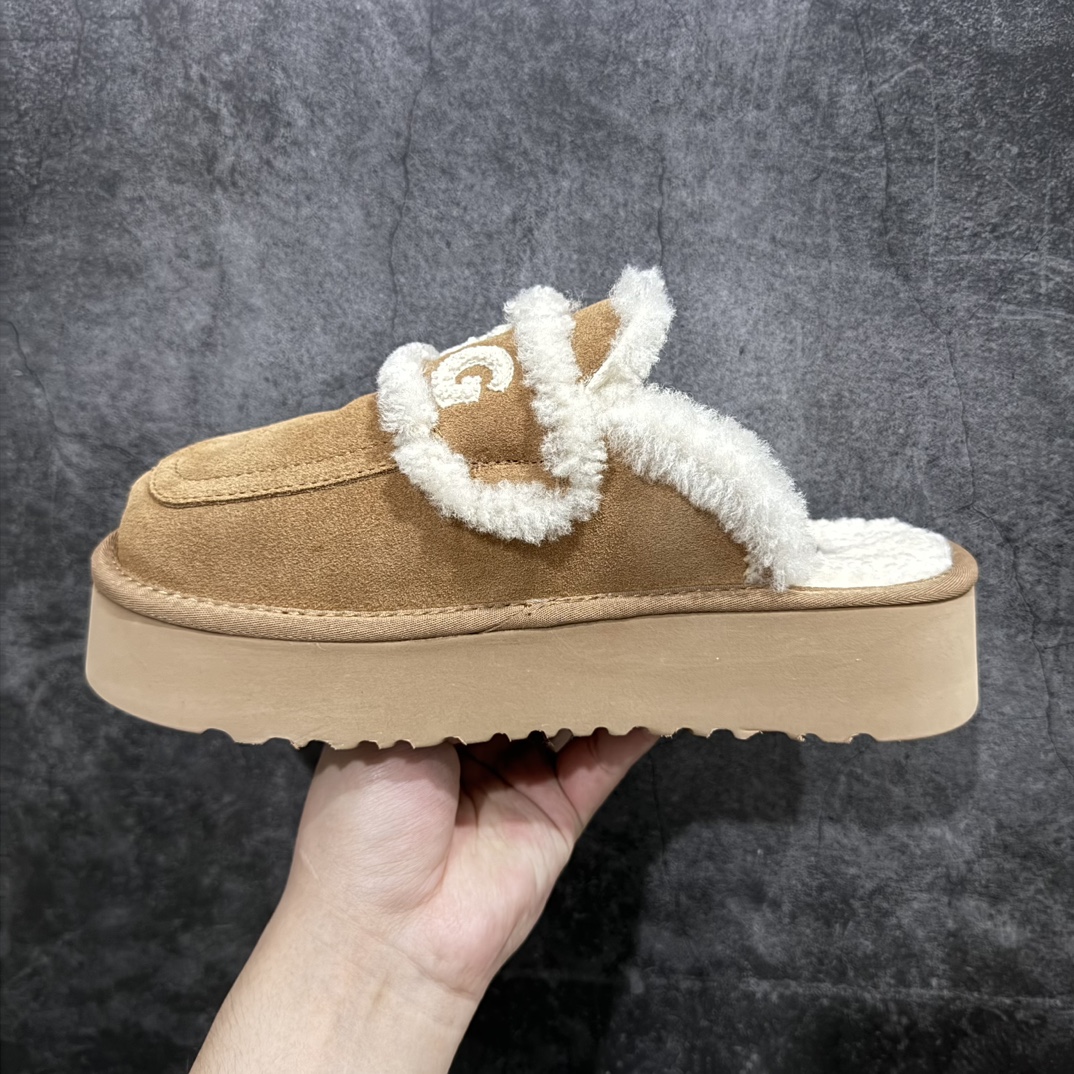 图片[2]-【广东纯原版】秋冬新款,美国轻奢品牌🐑UGG W Classic Coquette Clog Slipper  II 科凯特2.0系列时尚居家穆勒风包头舒适保暖露跟厚底半拖鞋 货号:OB938厚底n升级原楦原纸版开发版型n采用TPU模压定型翻毛皮鞋面材质n内嵌人造卷曲羊毛毛绒里衬和鞋垫,保暖锁热#选用17毫米UGGPURE™ 植入式羊毛里衬与可拆卸的UGGPURE™ 植入式羊毛鞋垫#Treadlite轻翼科技外底-优质的防滑,耐磨性,和良好的弹性❗ 尺码：35-40n产品描述：休闲系列作为本季主力系列，轻盈耐磨的橡胶大底，让穿着的舒适性提升 品名：Classic Coquette Clog Slipper  II 科凯特2.0系列鞋面：翻毛皮革/织物 编码：TL320340-鞋库