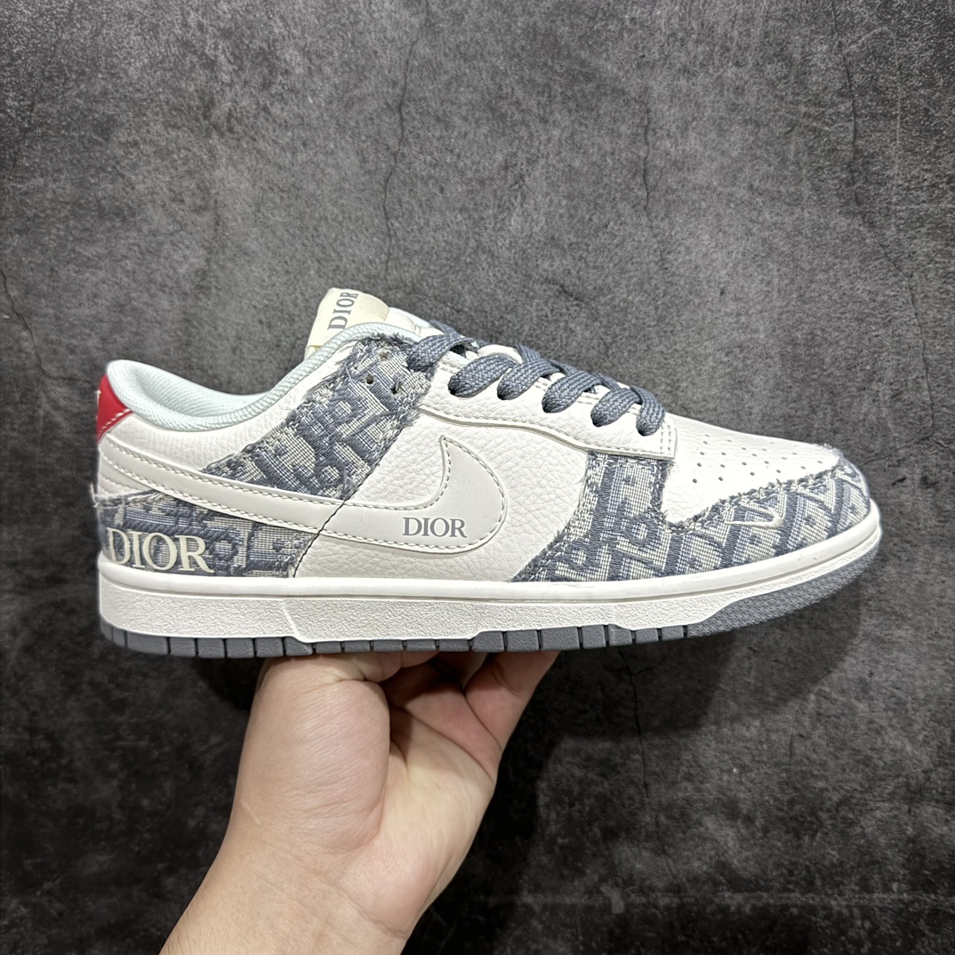 【定制版】Nk SB Dunk Low 迪奥联名-磨砂灰 周年高端定制 低帮休闲板鞋 XY1688-004rn#定制鞋盒 大厂纯原品质出货 超高清洁度 皮料切割干净无任何毛边 细节完美 r 尺码：36 36.5 37.5 38 38.5 39 40 40.5 41 42 42.5 43 44 44.5 45 编码：FS230250-鞋库