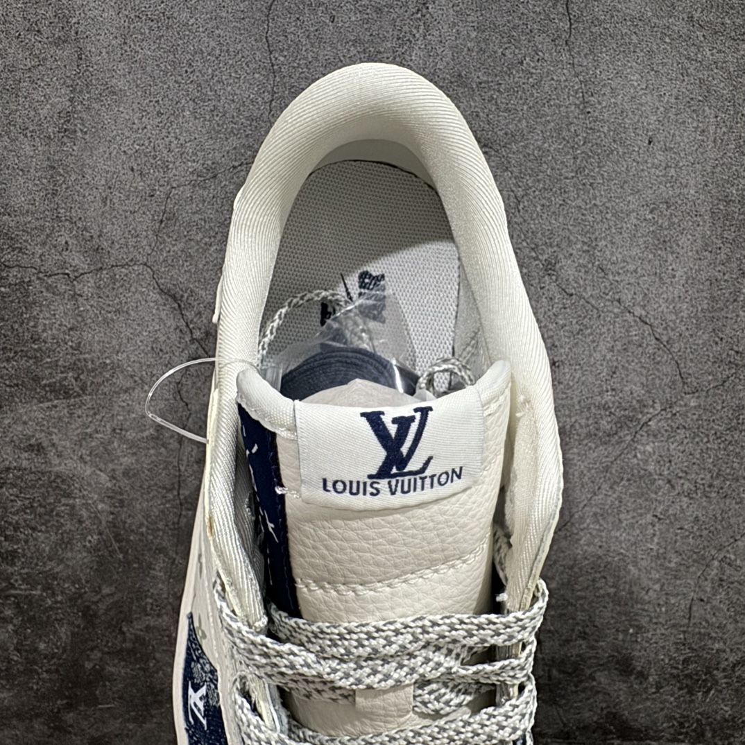 图片[8]-【定制版】Fragment x TS x Air Jordan 1 Low x LV 三方联名倒钩低帮 纯原大厂出品唯一可媲美原版 同价位区间无对手全新的三方联名低帮倒钩鞋面延续了黑脚趾设计 点缀上Travis Scott 标志性的Logo 完善极具Fragment Design的设计风格左右脚分别以Travis Scott鬼脸和乔丹飞翼加以修饰0彰显出三方联名的奢华格调 官方货号：SJ2068 003  尺码：36-46（半） 编码：HXS250260-鞋库