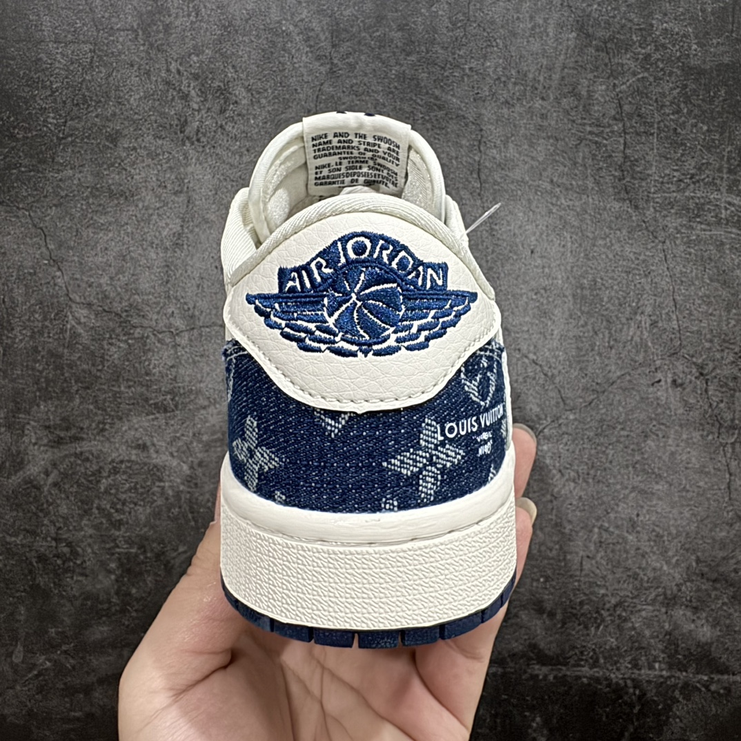 图片[4]-【定制版】Fragment x TS x Air Jordan 1 Low x LV 三方联名倒钩低帮 纯原大厂出品唯一可媲美原版 同价位区间无对手全新的三方联名低帮倒钩鞋面延续了黑脚趾设计 点缀上Travis Scott 标志性的Logo 完善极具Fragment Design的设计风格左右脚分别以Travis Scott鬼脸和乔丹飞翼加以修饰0彰显出三方联名的奢华格调 官方货号：SJ2068 003  尺码：36-46（半） 编码：HXS250260-鞋库