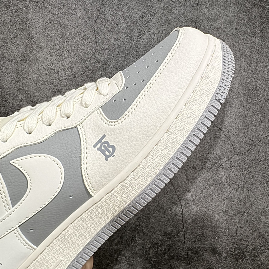 图片[6]-【定制版】Nike Air Force 1 Low 07 x BURBRRY 米灰n原楦头原纸板 打造纯正低帮空军版型 专注外贸渠道 全掌内置蜂窝气垫原盒配件 原厂中底钢印、拉帮完美官方货号：BB8588 225 Size：36 36.5 37.5 38 38.5 39 40 40.5 41 42 42.5 43 44 44.5 45 编码：LF310320-鞋库