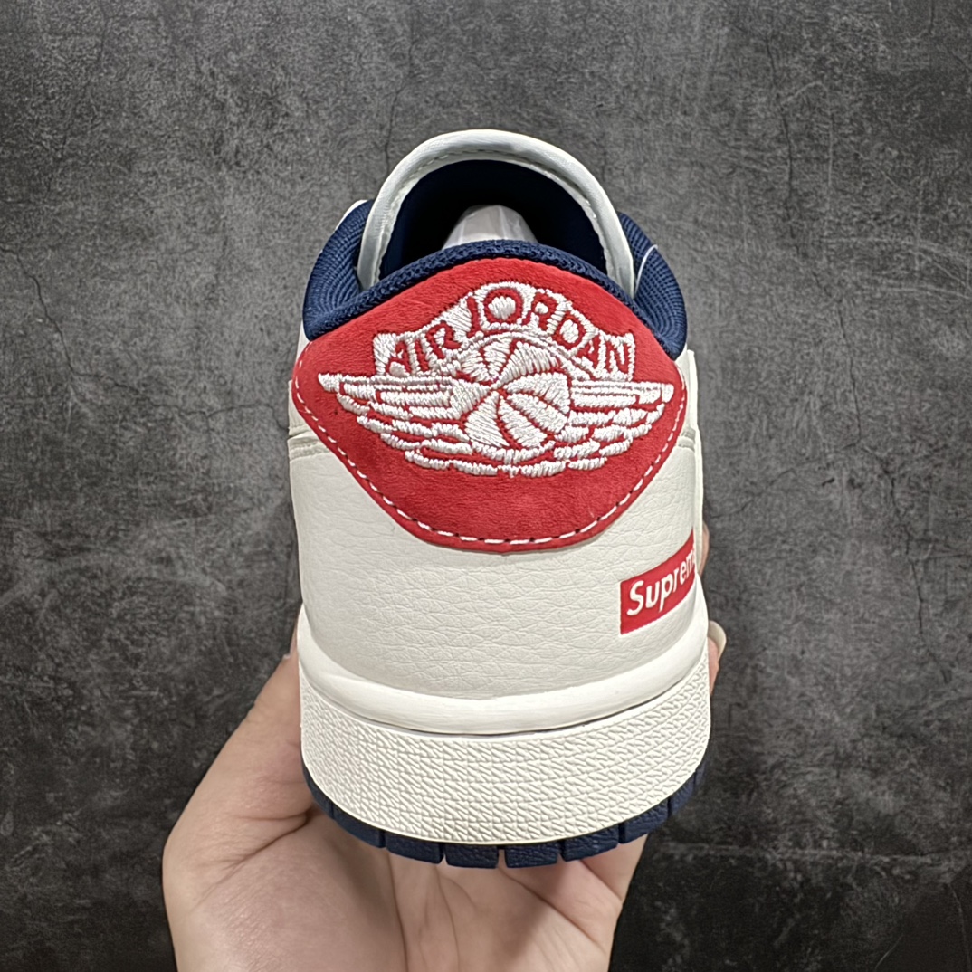 图片[4]-【定制版】Travis Scott x Fragment Design x Air Jordan 1 Low OG SP AJ1 乔1 Supreme联名-深蓝米红 低帮文化休闲板鞋n#多方联名合作融合了Travis Scott 独特的音乐风格，藤原浩个性的设计风格以及Jordan品牌的经典元素 使其成为一双具有独特身份和价值的鞋子 清新而立体的外观加上联名标识更突出了其独特身份 这种配色方案显示出活力和时尚感 在视觉上引人注目  鞋身的质感和细腻的细节处理使其显得高端而格调十足  这款“倒钩”联名是设计与创意完美结合  融合多方的个性风格是一款备受瞩目的潮流鞋款 货号：XY2688-122 尺码：36 36.5 37.5 38 38.5 39 40 40.5 41 42 42.5 43 44 44.5 45 编码：HXS320340-鞋库