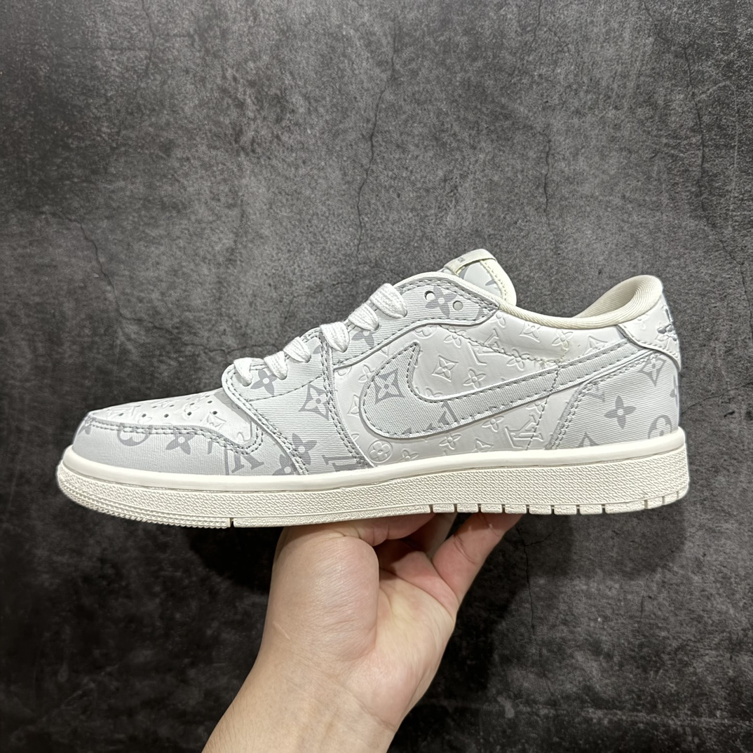 图片[2]-【定制版】Air Jordan 1 Retro Low x Louis Vuitton x Travis Scott 三方联名满印白灰n官方同步新色 原装级产物n拒绝公底 立体鞋型 细节完美 高清洁度购置公司同步原材料 原汁原味 忠于原版 货号：LX1988 500n码数：36 36.5 37.5 38 38.5 39 40 40.5 41 42 42.5 43 44 44.5 45 编码：HXS260280-鞋库