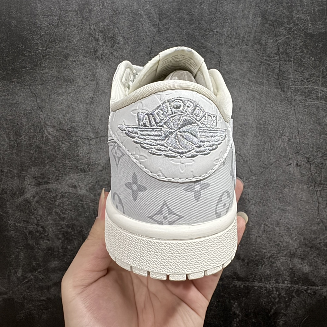 图片[4]-【定制版】Air Jordan 1 Retro Low x Louis Vuitton x Travis Scott 三方联名满印白灰n官方同步新色 原装级产物n拒绝公底 立体鞋型 细节完美 高清洁度购置公司同步原材料 原汁原味 忠于原版 货号：LX1988 500n码数：36 36.5 37.5 38 38.5 39 40 40.5 41 42 42.5 43 44 44.5 45 编码：HXS260280-鞋库