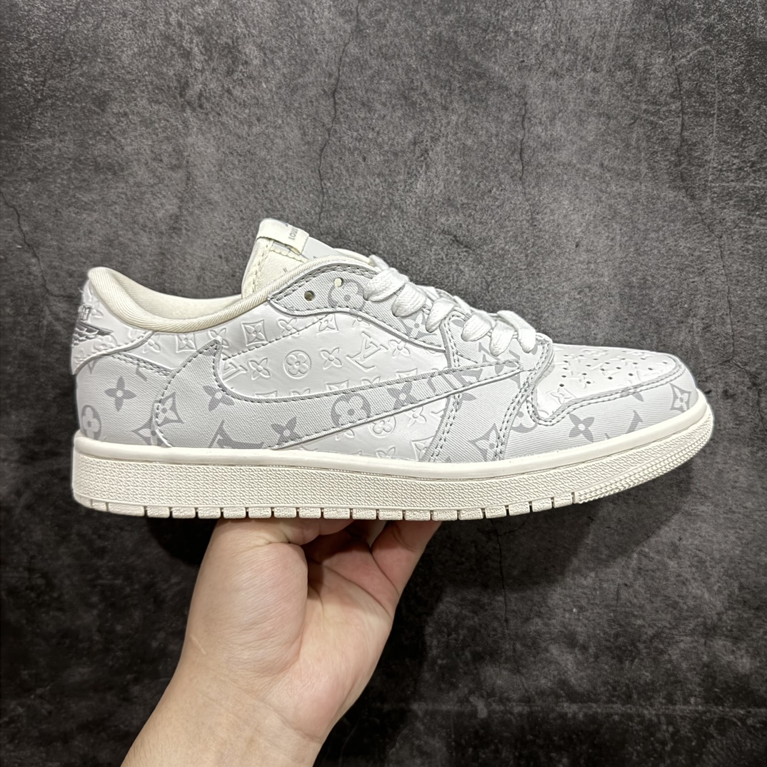 【定制版】Air Jordan 1 Retro Low x Louis Vuitton x Travis Scott 三方联名满印白灰n官方同步新色 原装级产物n拒绝公底 立体鞋型 细节完美 高清洁度购置公司同步原材料 原汁原味 忠于原版 货号：LX1988 500n码数：36 36.5 37.5 38 38.5 39 40 40.5 41 42 42.5 43 44 44.5 45 编码：HXS260280-鞋库