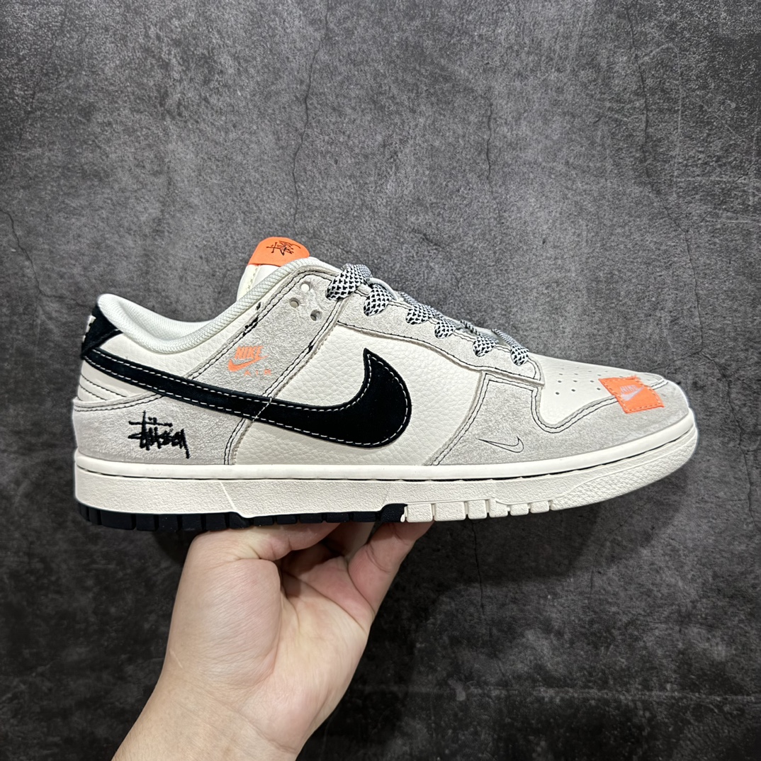 【定制版】Nk SB Dunk Low 斯图西联名-贴布灰白黑勾 周年高端定制 低帮休闲板鞋n#定制鞋盒 大厂纯原品质出货 超高清洁度 皮料切割干净无任何毛边 细节完美货号：MM1089-022 尺码：36 36.5 37.5 38 38.5 39 40 40.5 41 42 42.5 43 44 44.5 45 编码：HXS320340-鞋库